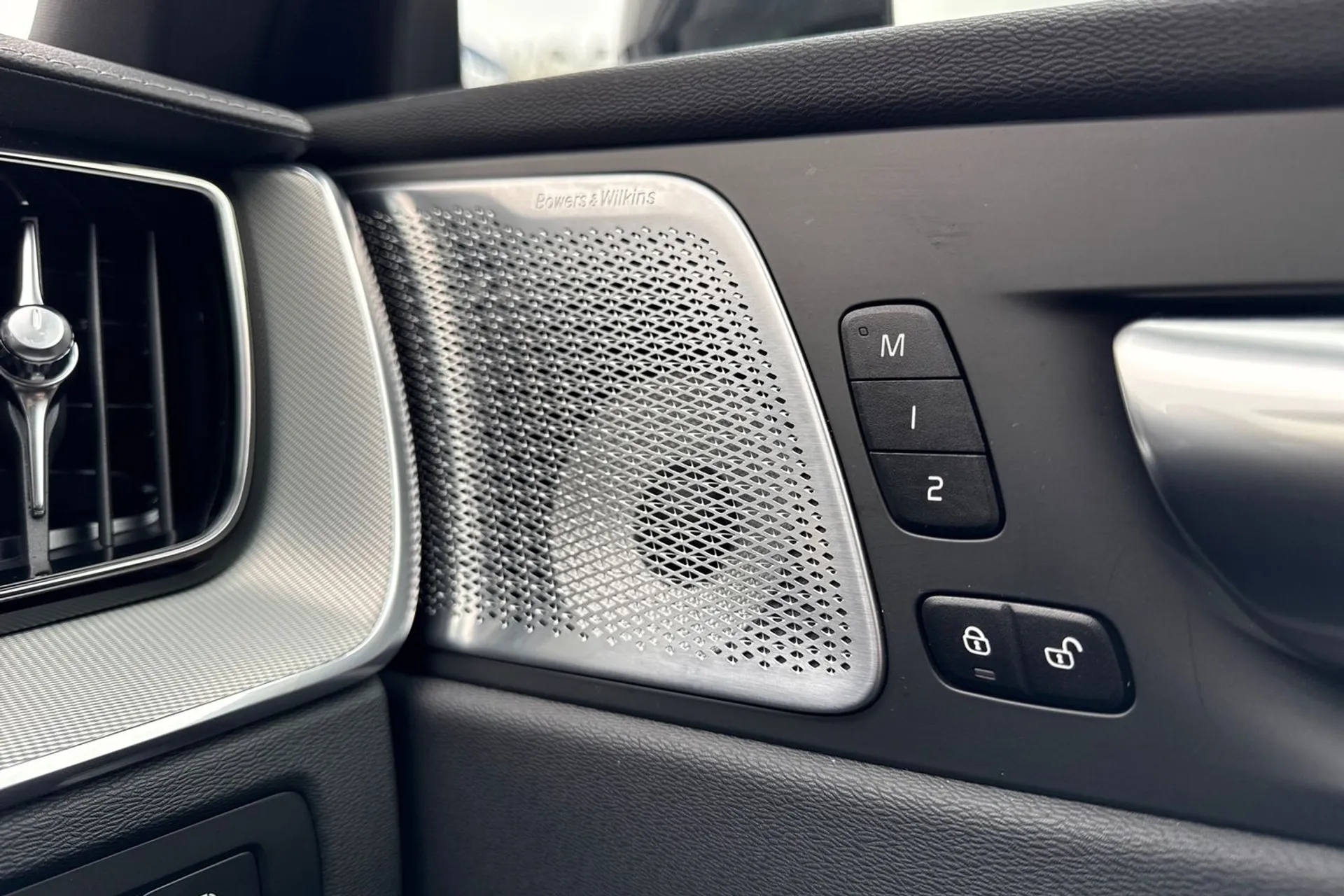 Volvo XC60 thumbnail image number 45