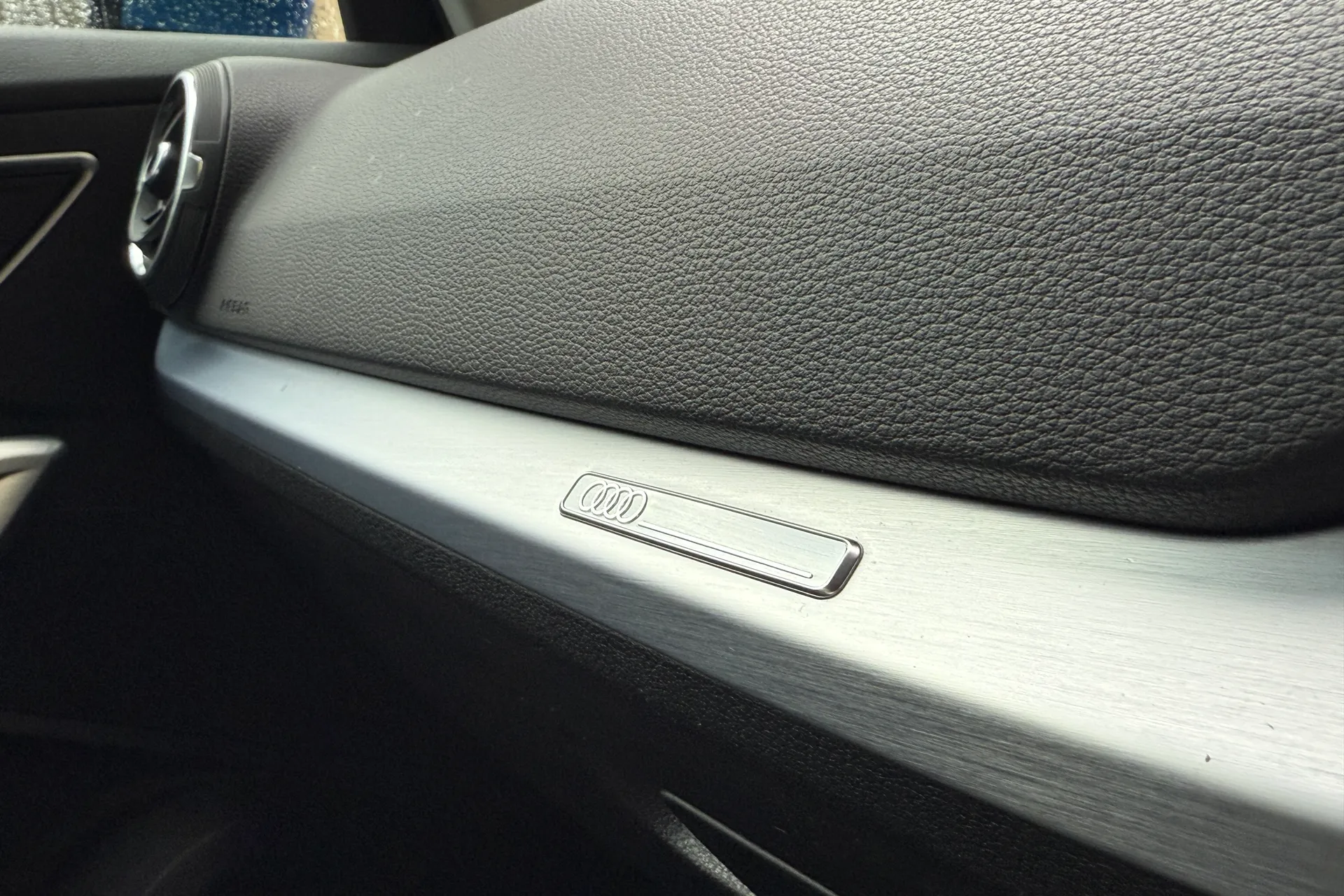 Audi Q2 thumbnail image number 18