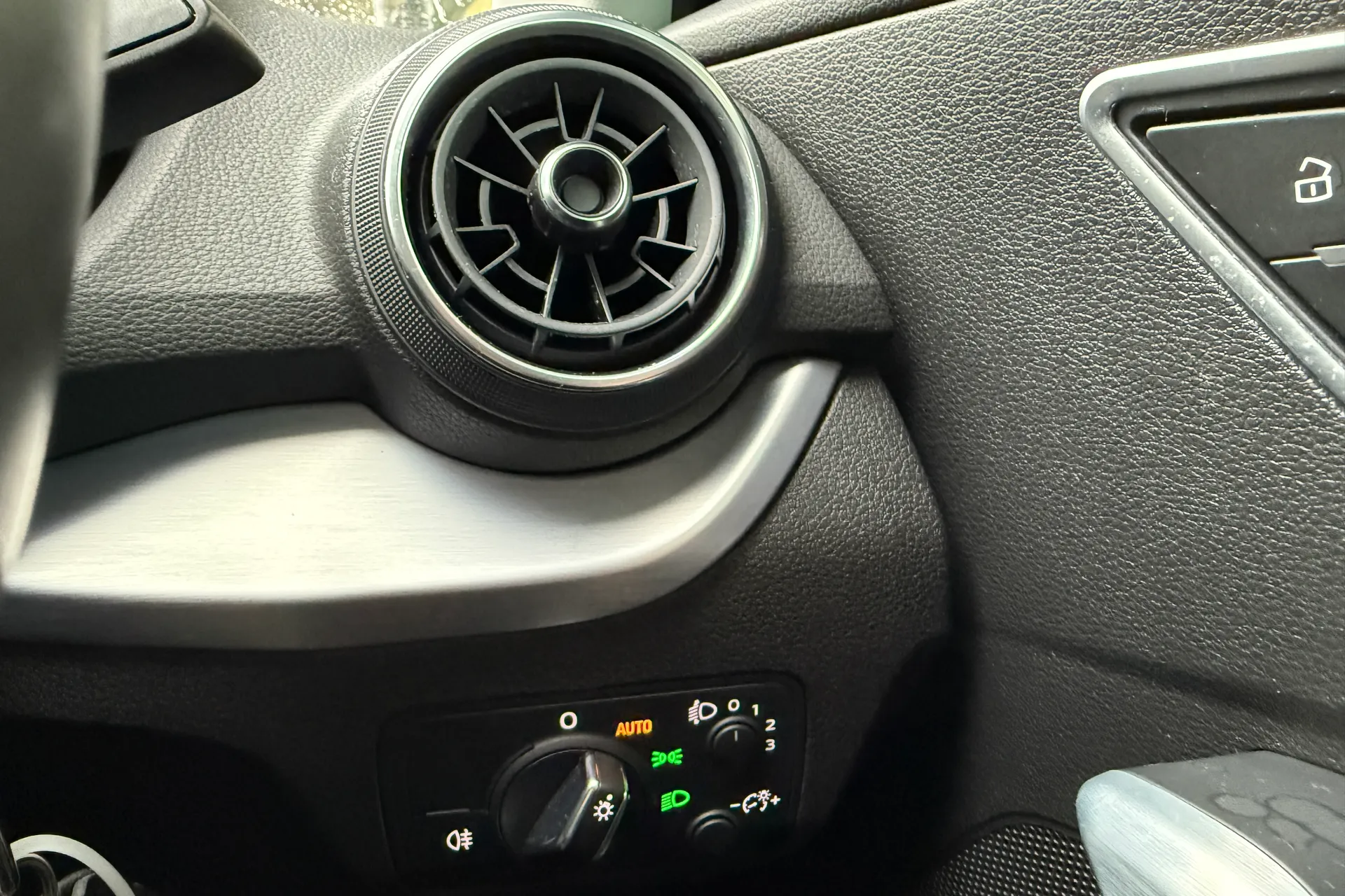 Audi Q2 thumbnail image number 23