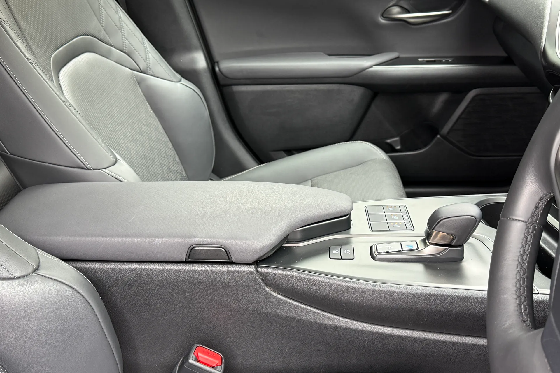 LEXUS UX thumbnail image number 46