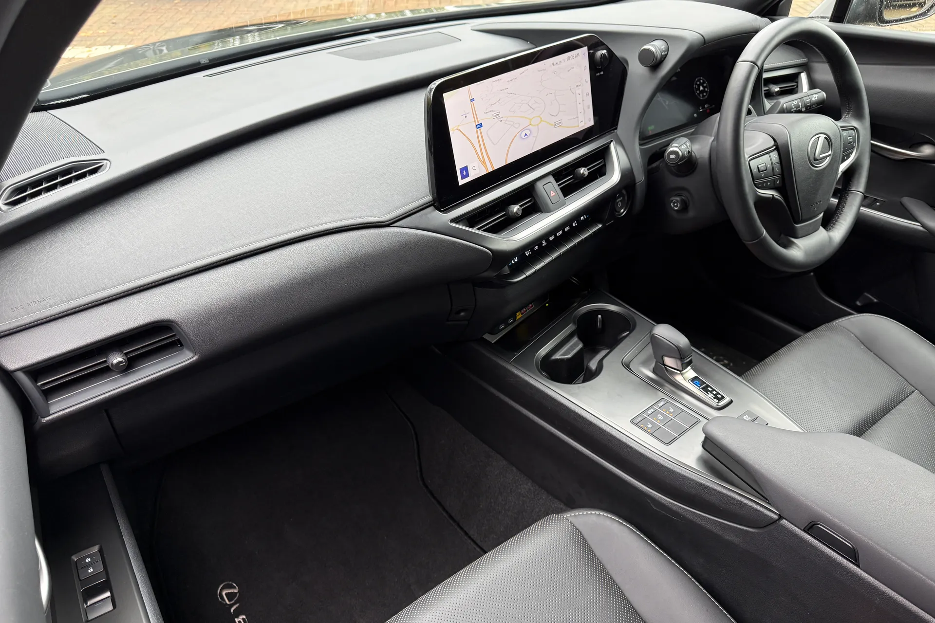 LEXUS UX thumbnail image number 16