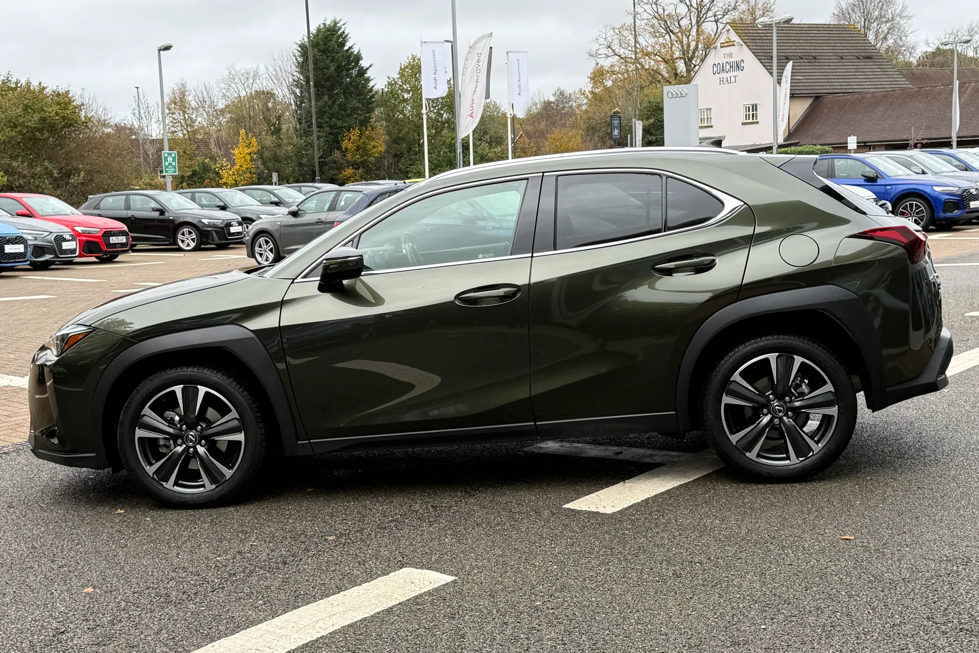 LEXUS UX thumbnail image number 14