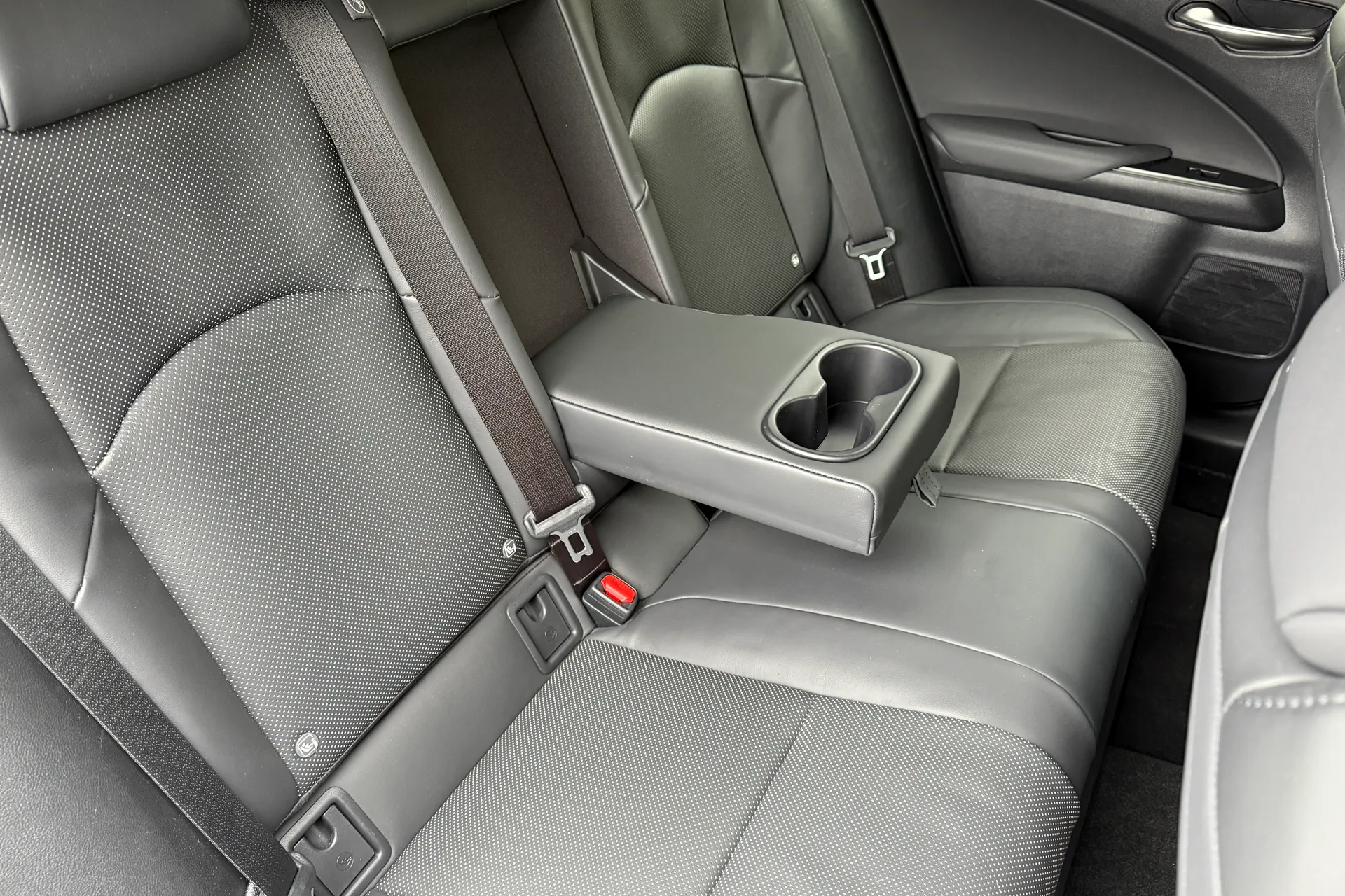 LEXUS UX thumbnail image number 25