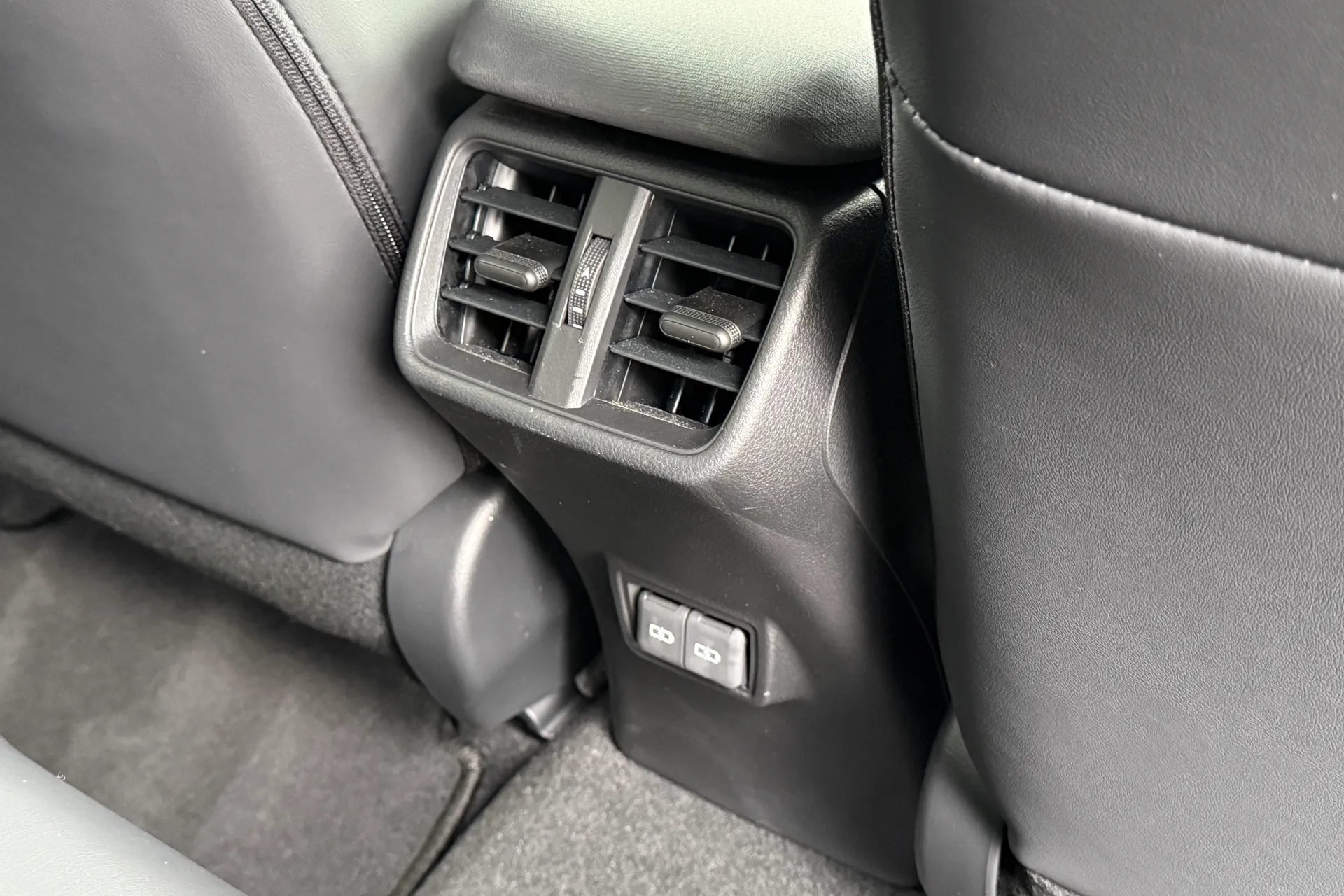 LEXUS UX thumbnail image number 27