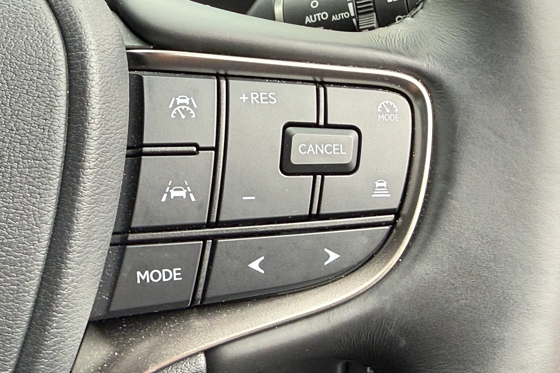 LEXUS UX thumbnail image number 41