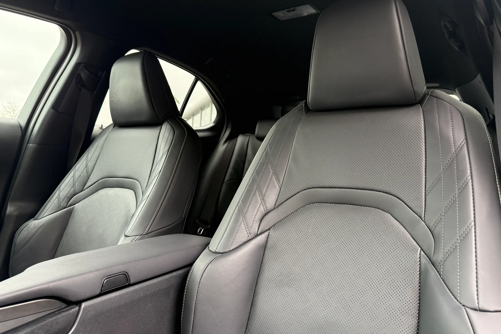 LEXUS UX thumbnail image number 18