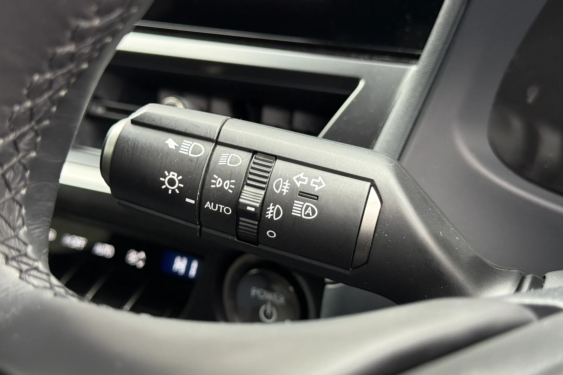 LEXUS UX thumbnail image number 60