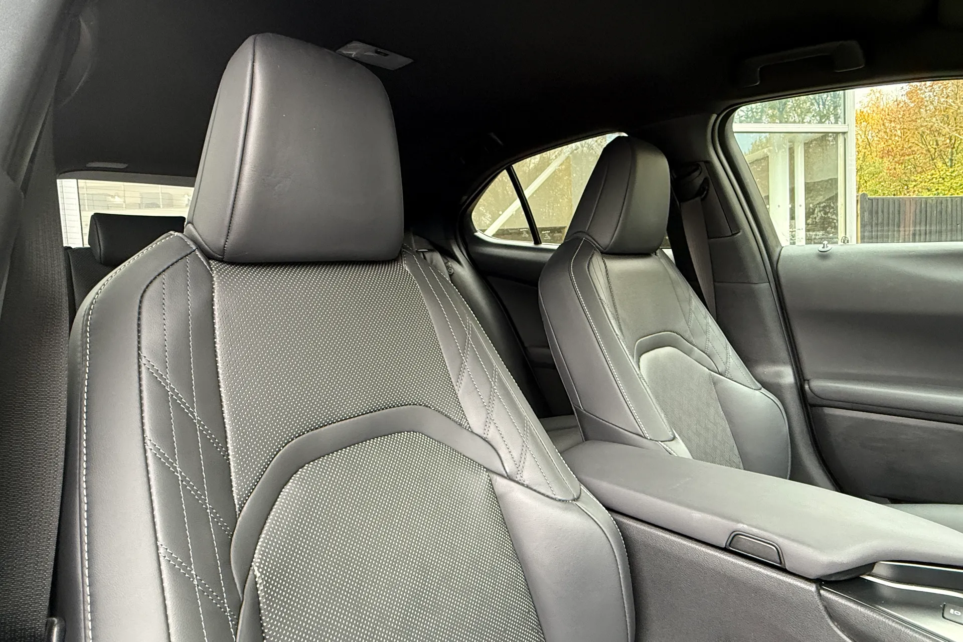 LEXUS UX thumbnail image number 12