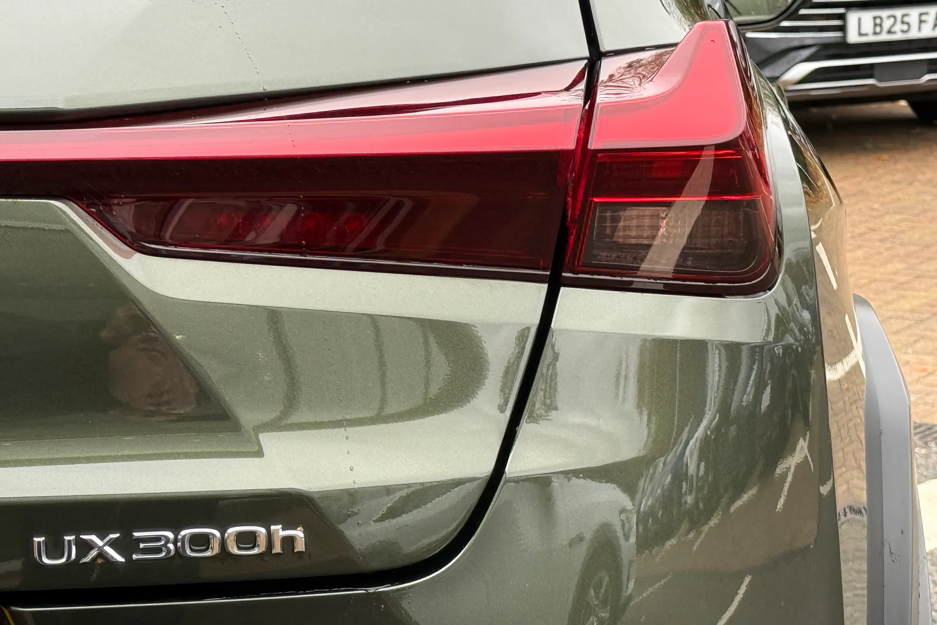 LEXUS UX thumbnail image number 30