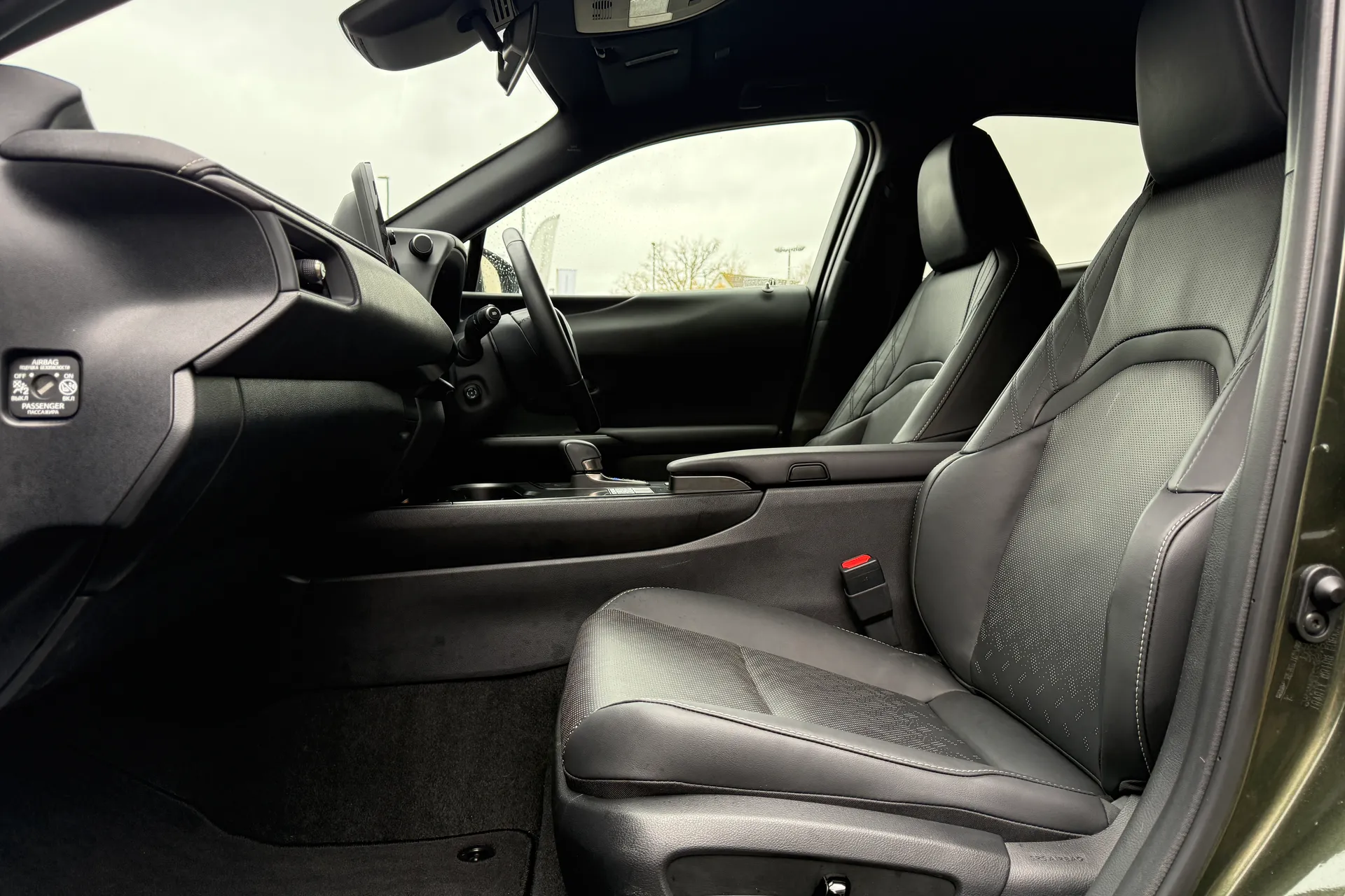 LEXUS UX thumbnail image number 17