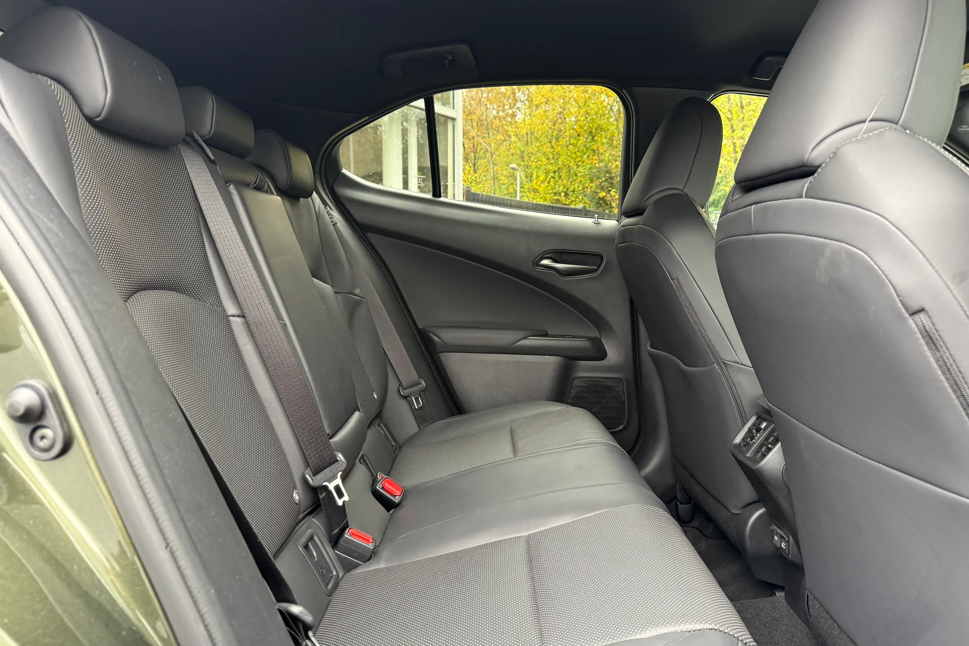 LEXUS UX thumbnail image number 9