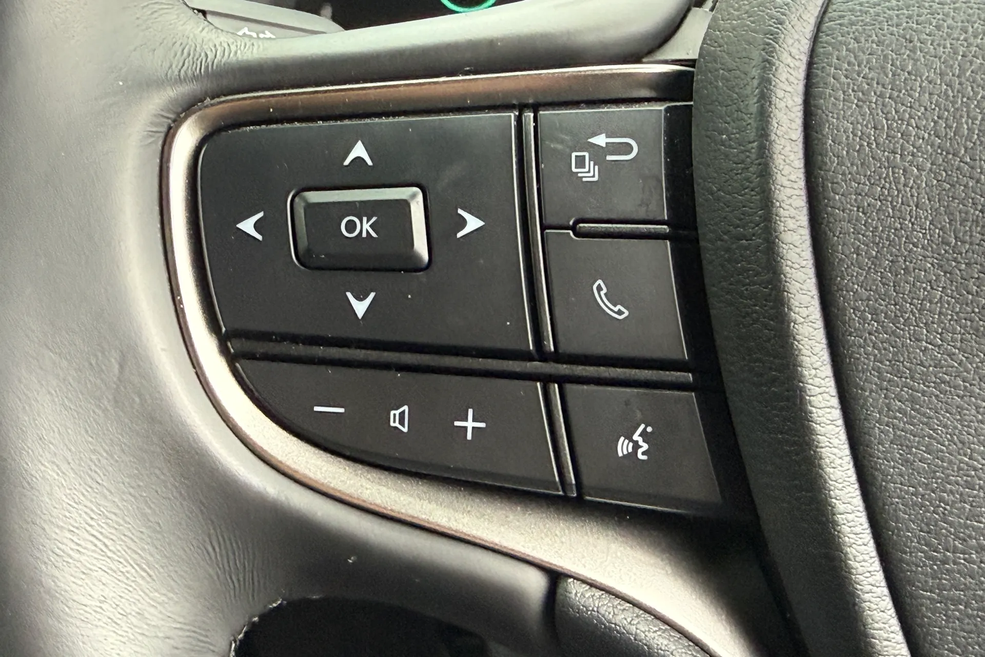 LEXUS UX thumbnail image number 40