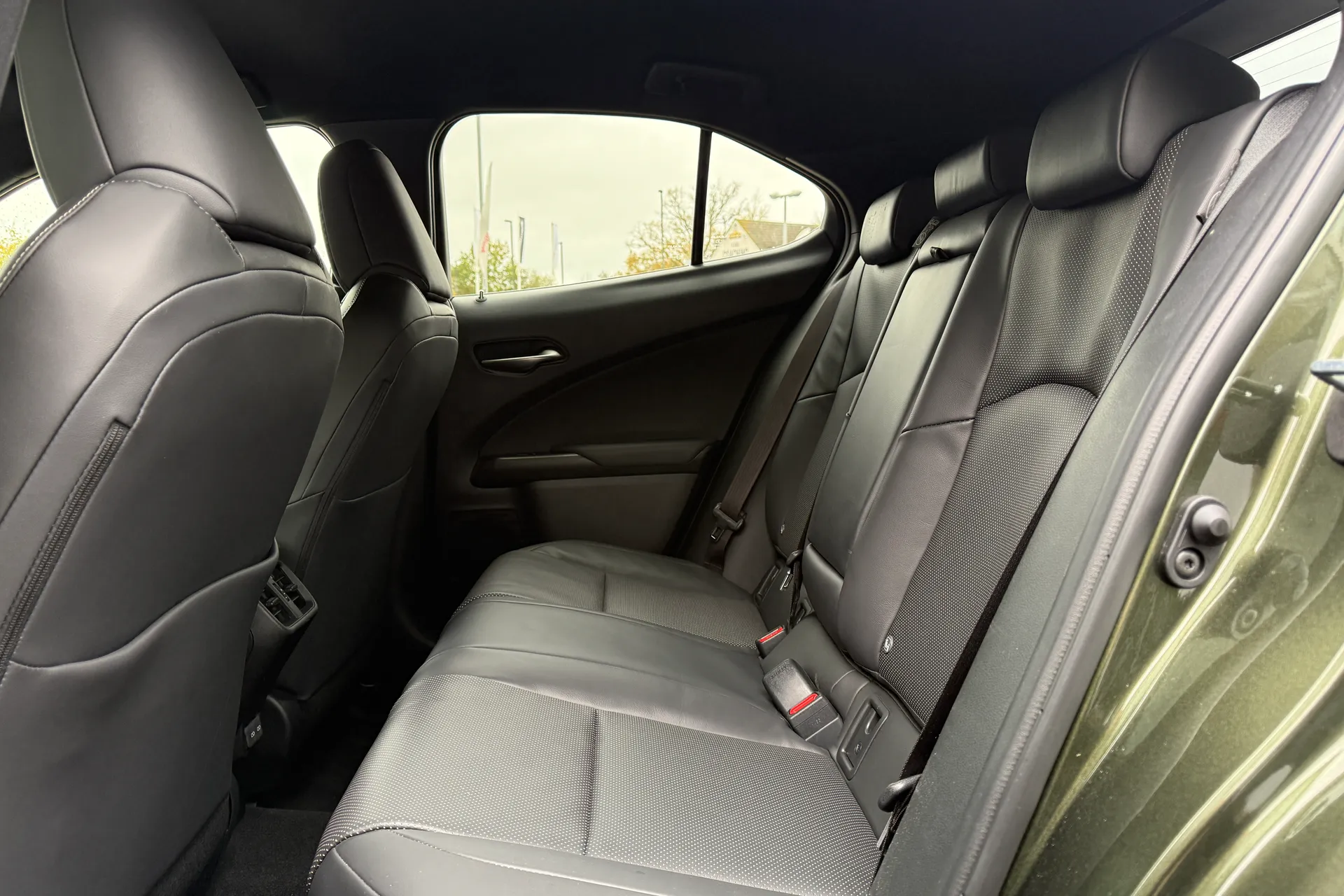 LEXUS UX thumbnail image number 19