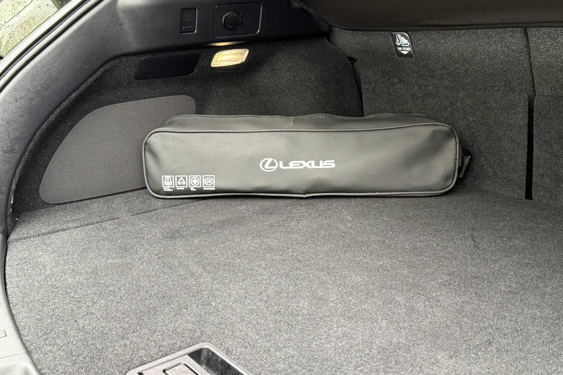 LEXUS UX thumbnail image number 33