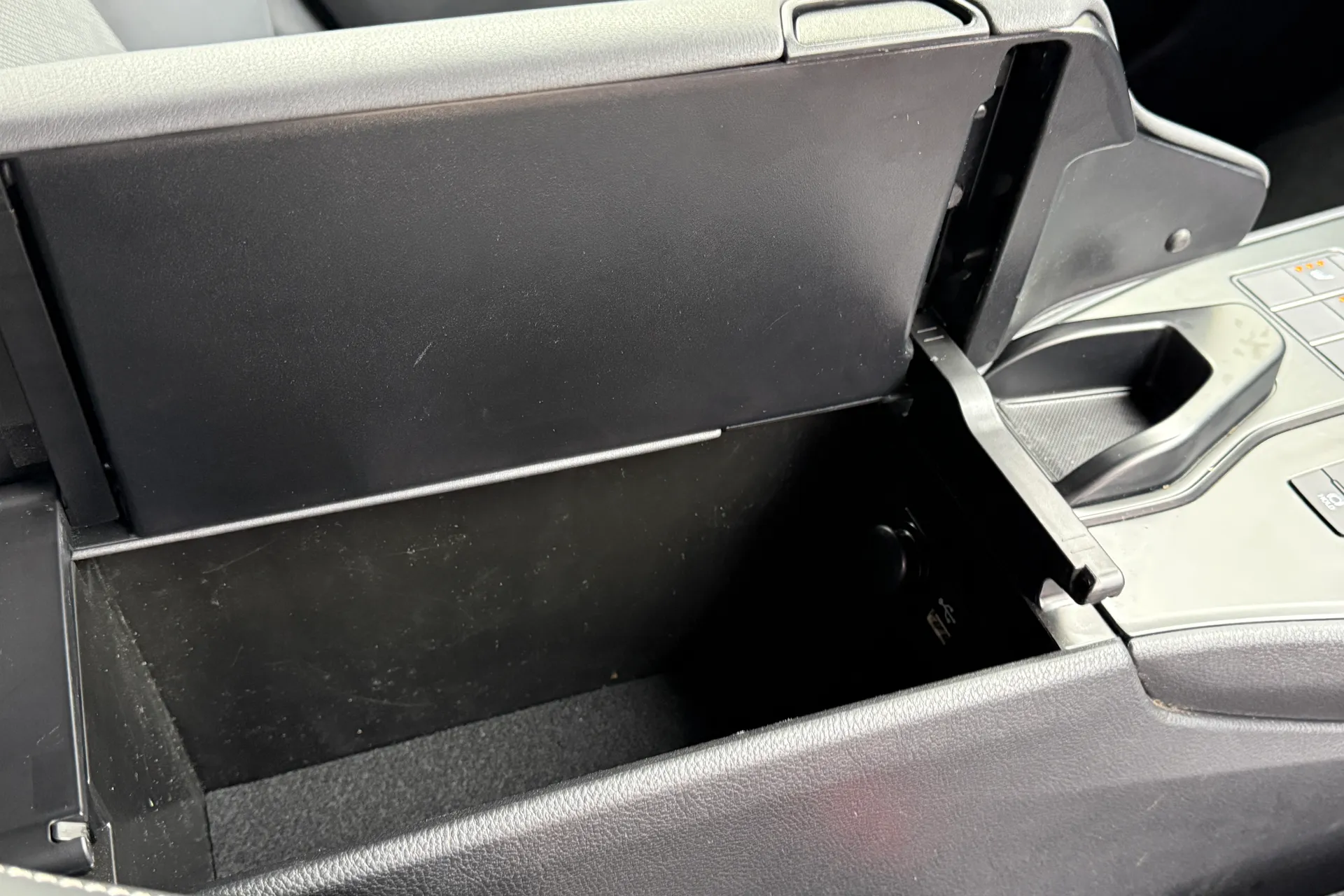 LEXUS UX thumbnail image number 47