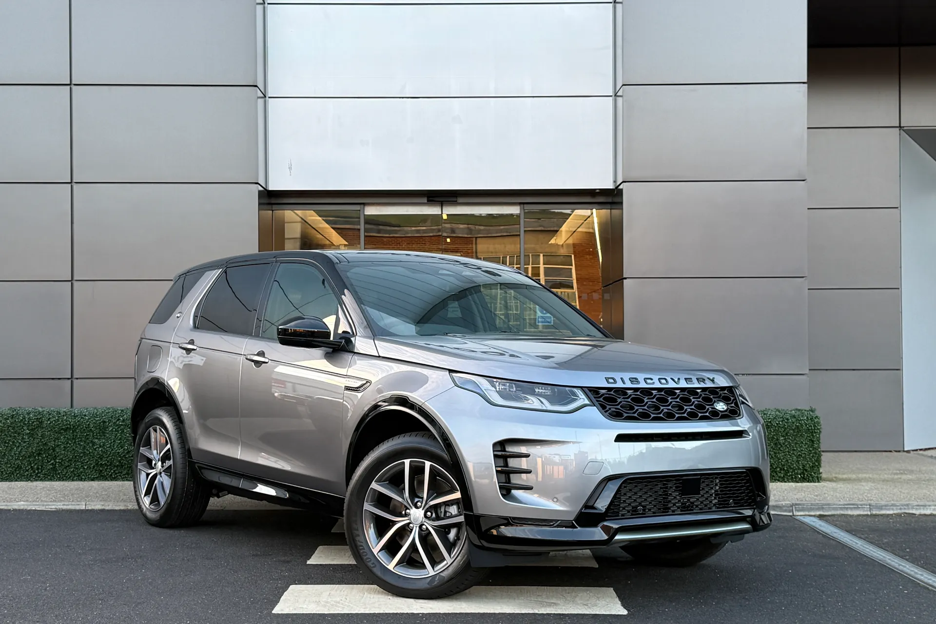 LAND ROVER DISCOVERY SPORT focused image