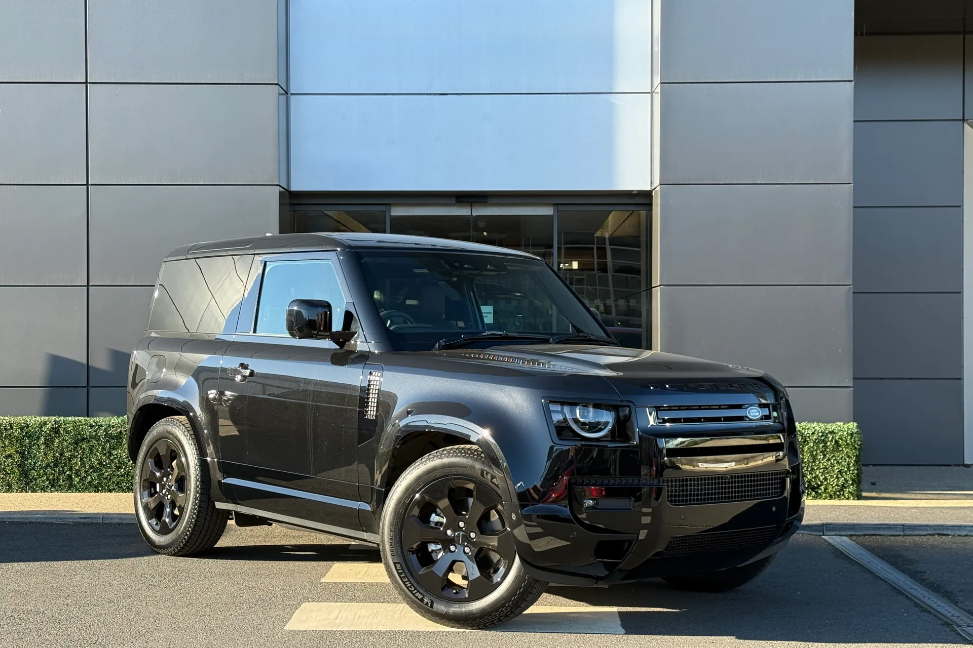 LAND ROVER Defender 90 focused image
