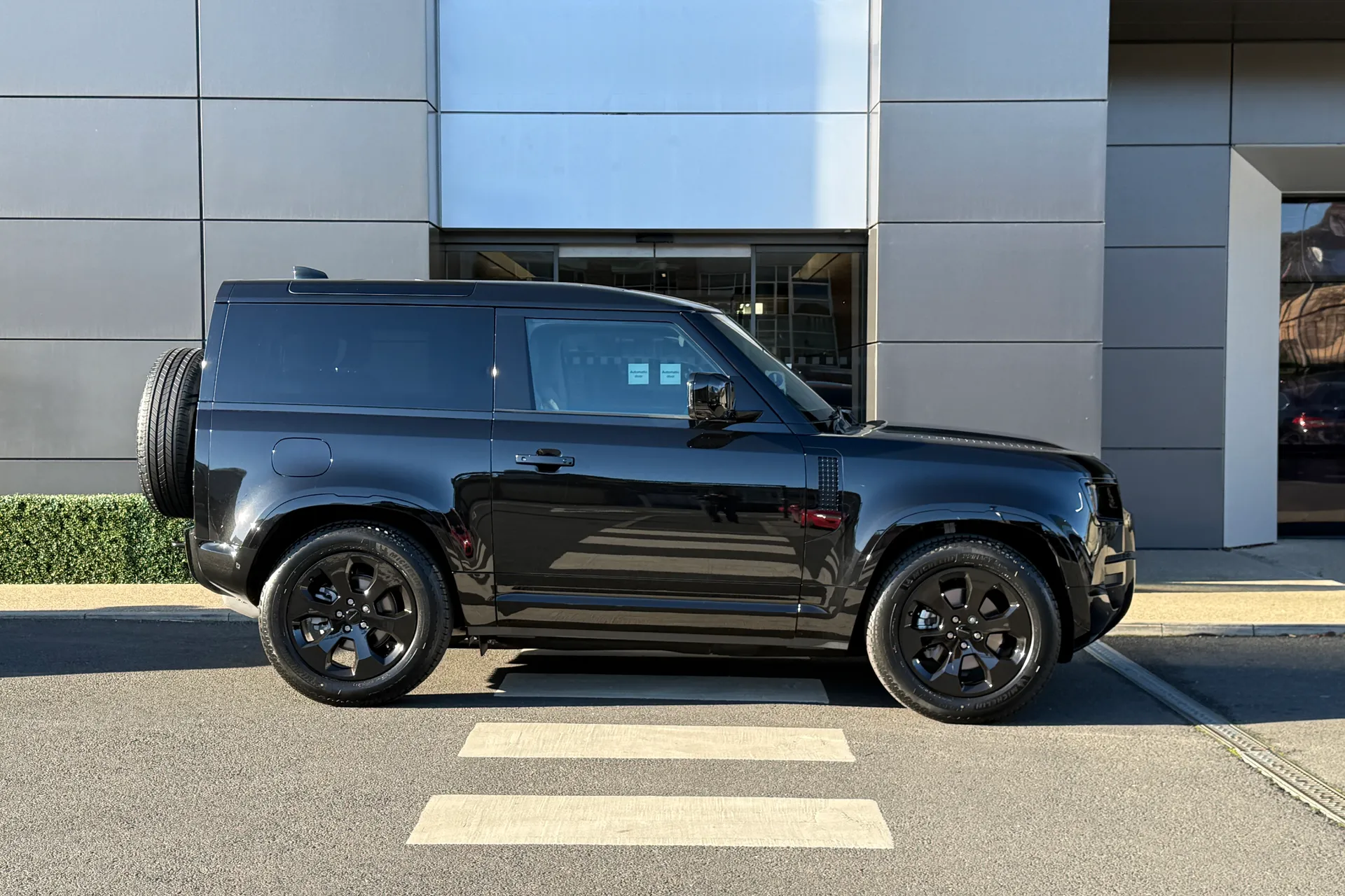 LAND ROVER Defender 90 thumbnail image number 2