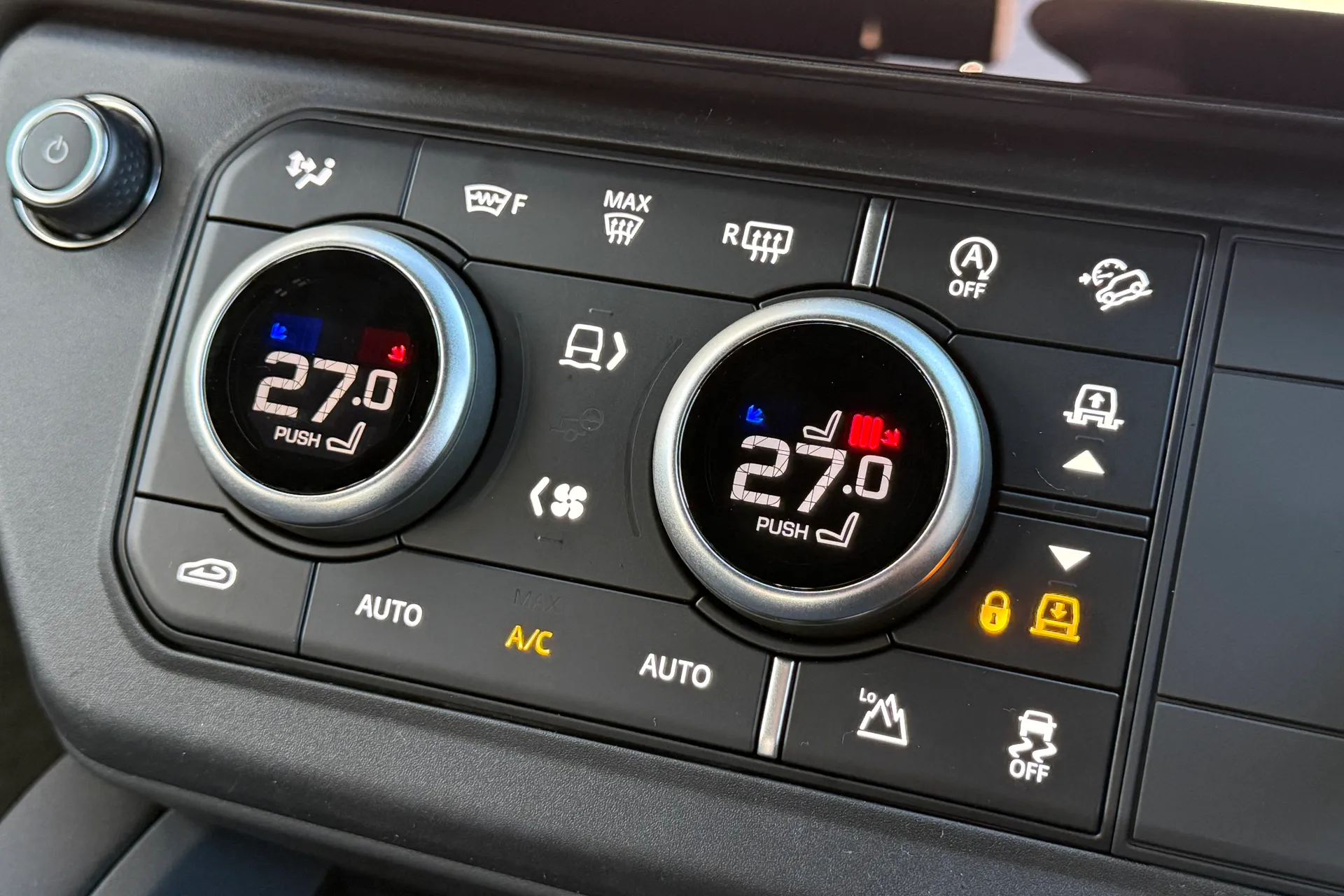 LAND ROVER Defender 90 thumbnail image number 30