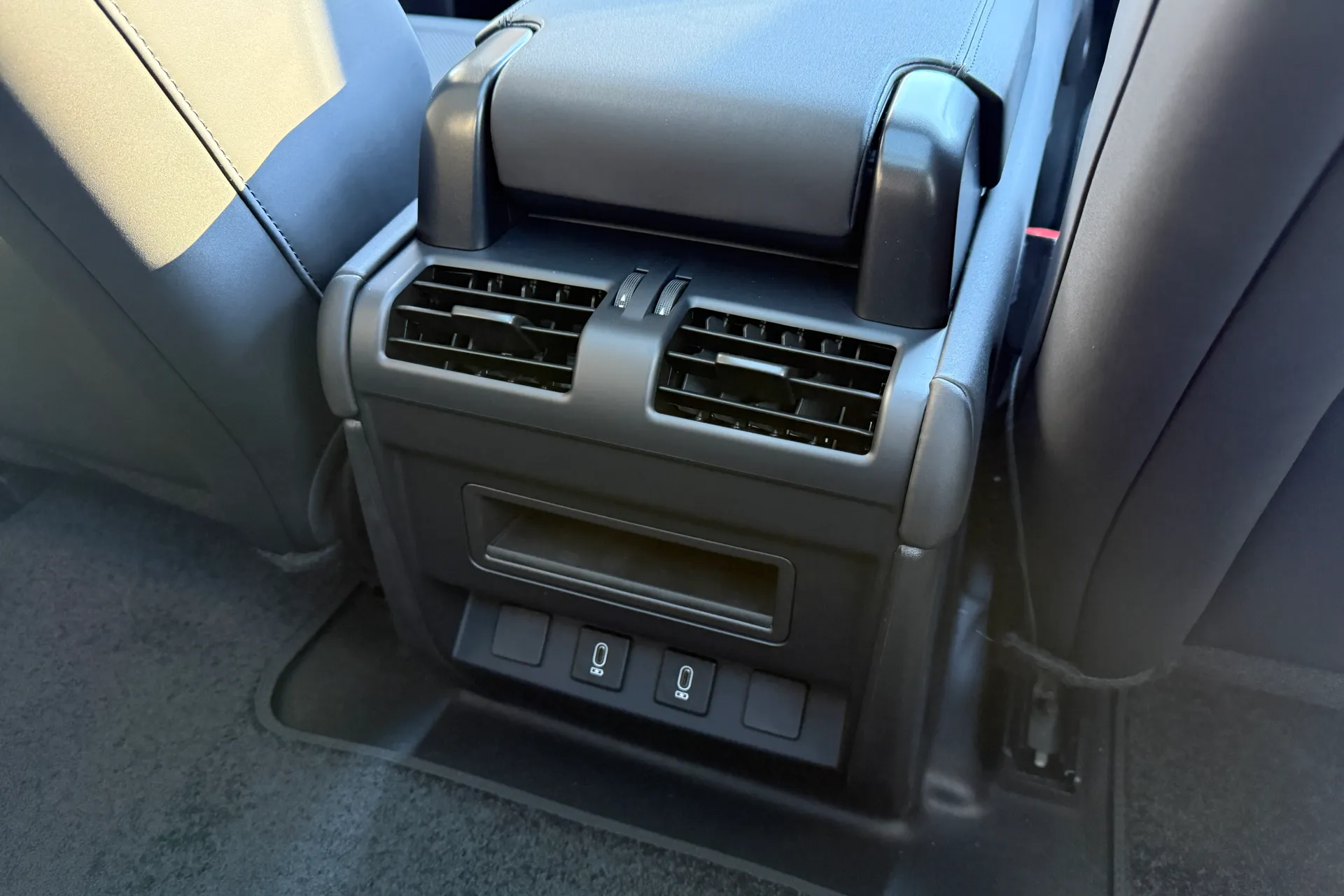 LAND ROVER Defender 90 thumbnail image number 50