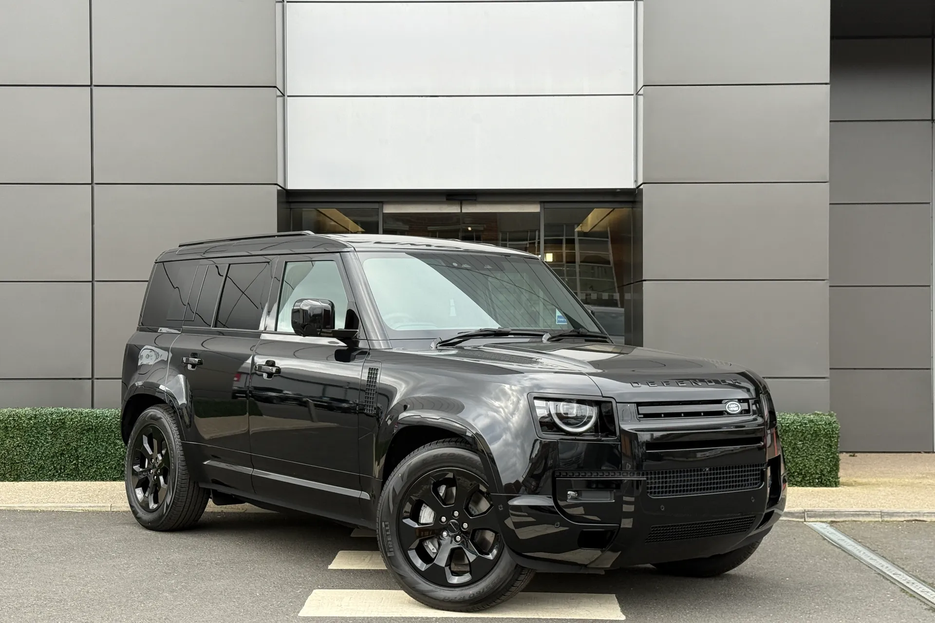 LAND ROVER Defender 110 focused image