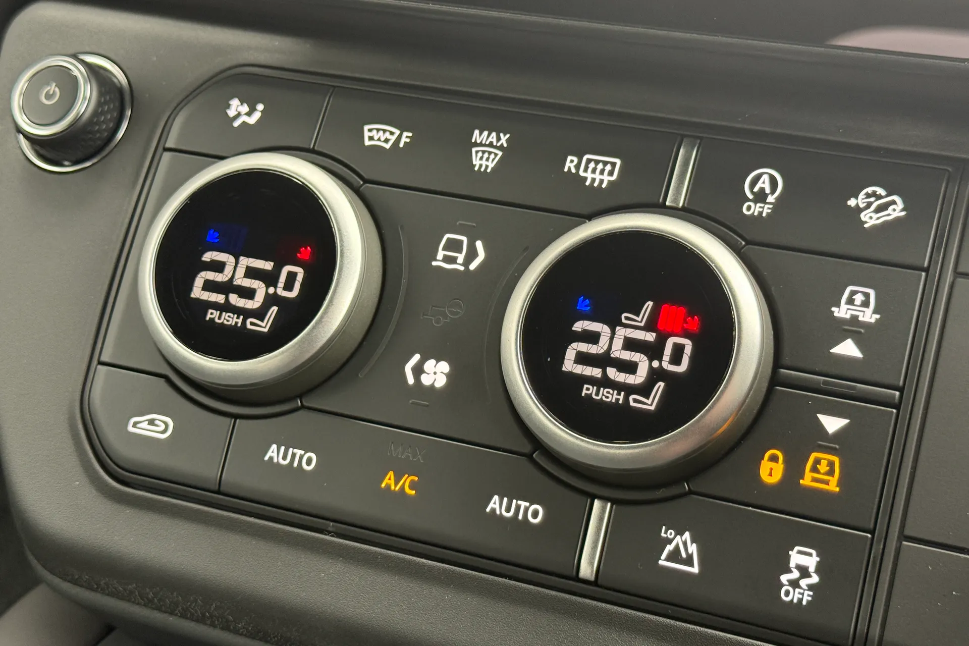 LAND ROVER Defender 110 thumbnail image number 32