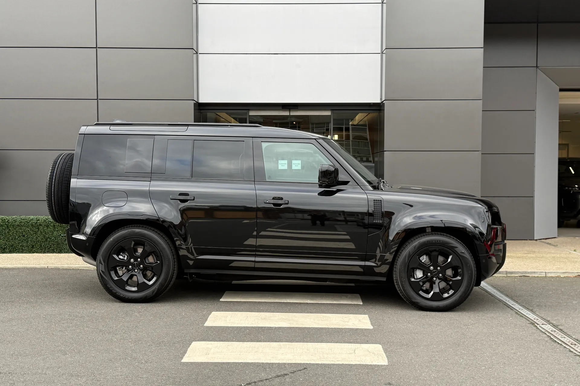 LAND ROVER Defender 110 thumbnail image number 2