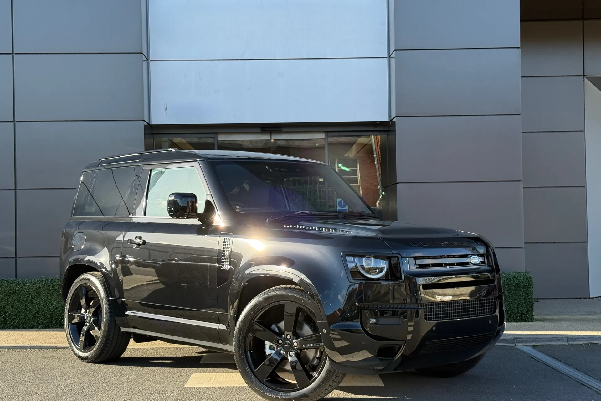 LAND ROVER Defender 90 focused image