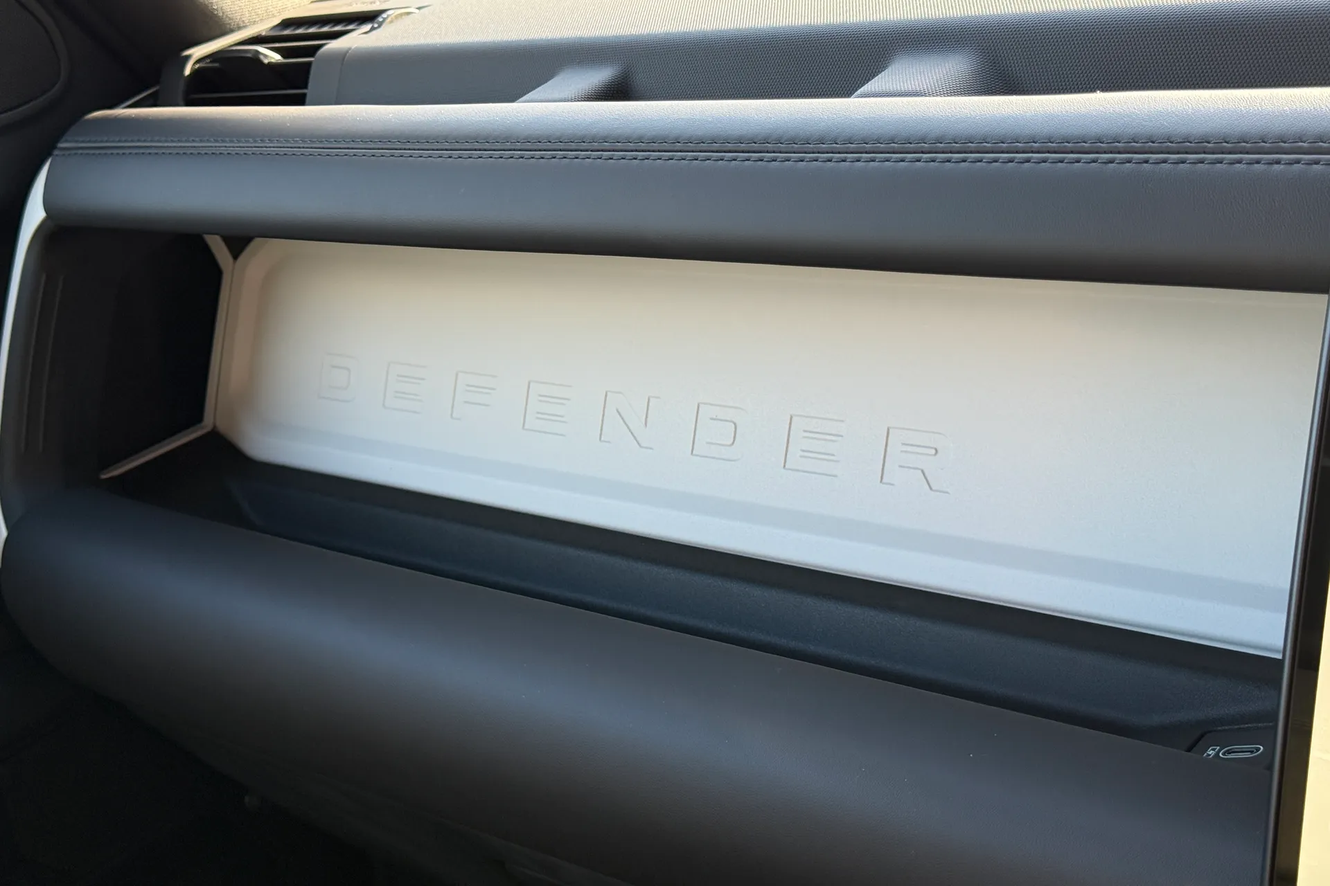 LAND ROVER Defender 90 thumbnail image number 39