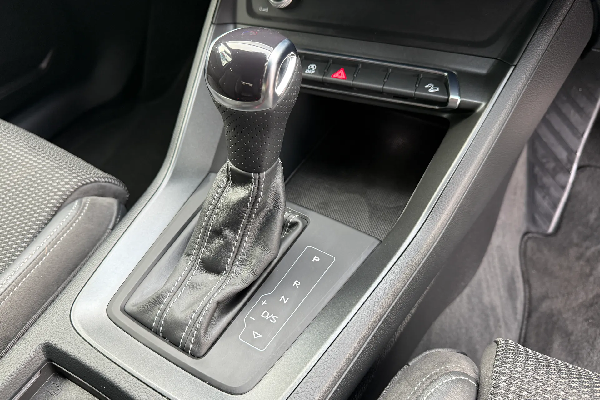 Audi Q3 thumbnail image number 38