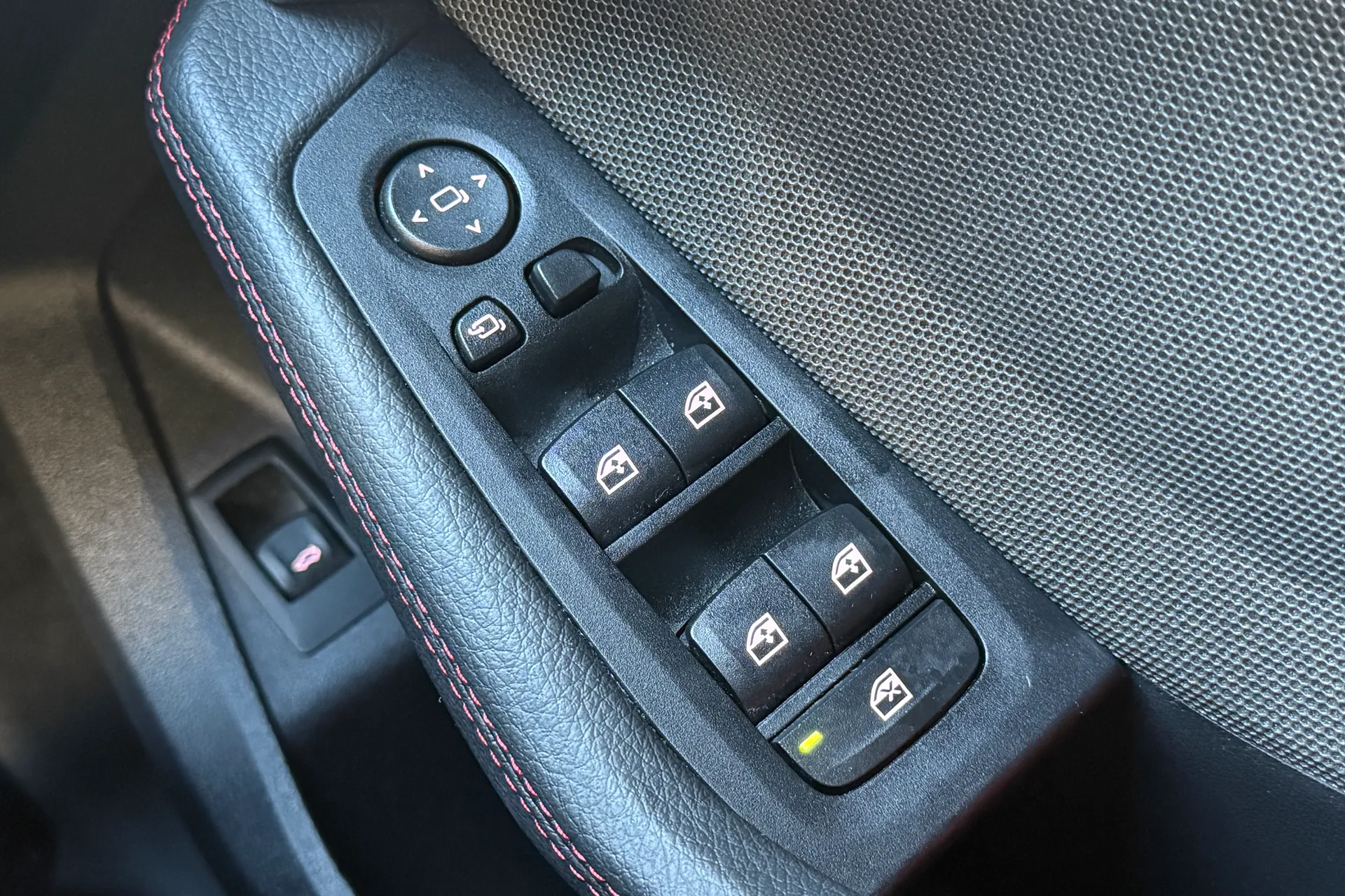 BMW 1 SERIES thumbnail image number 28