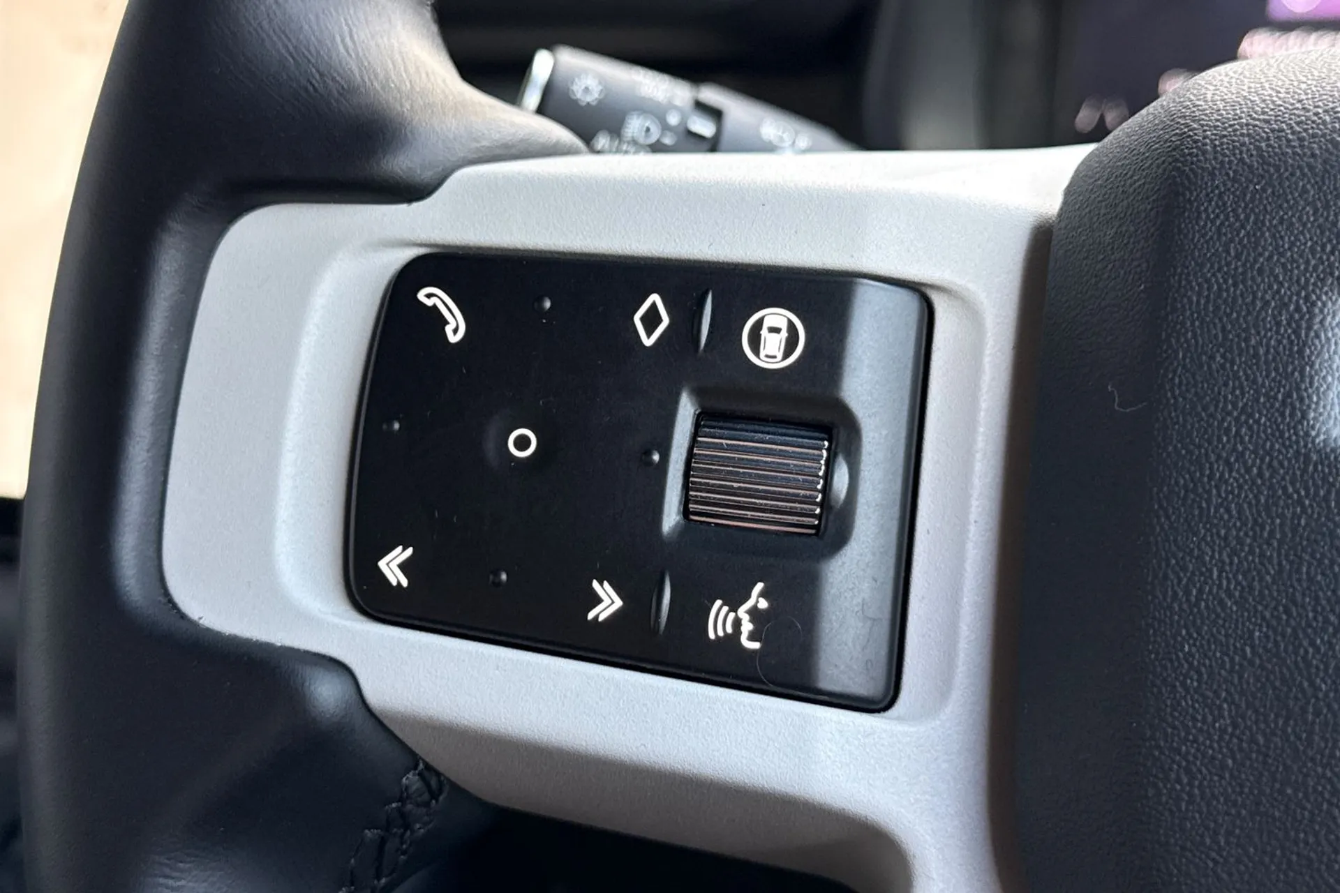 LAND ROVER DEFENDER thumbnail image number 46