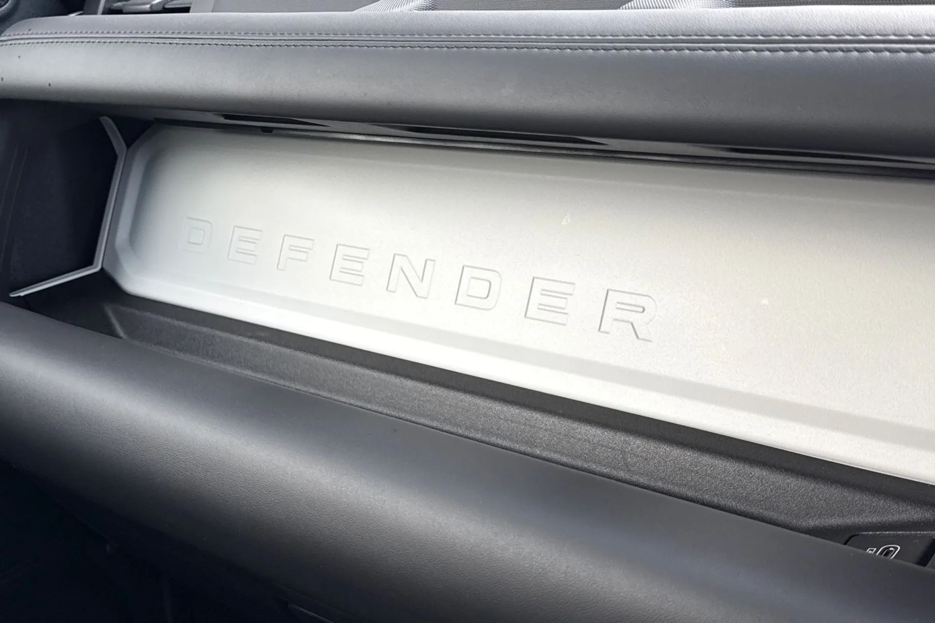 LAND ROVER DEFENDER thumbnail image number 53