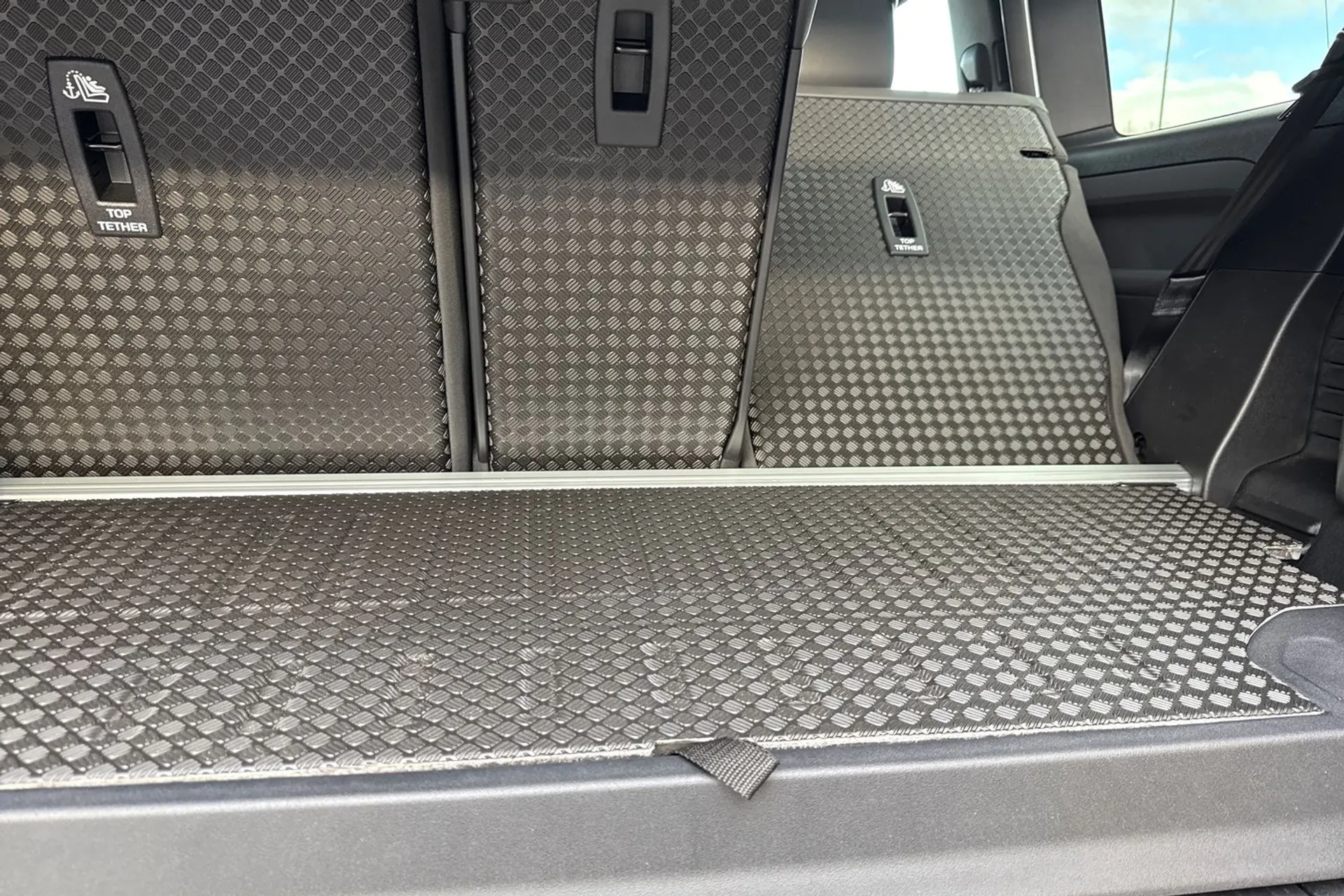 LAND ROVER DEFENDER thumbnail image number 34