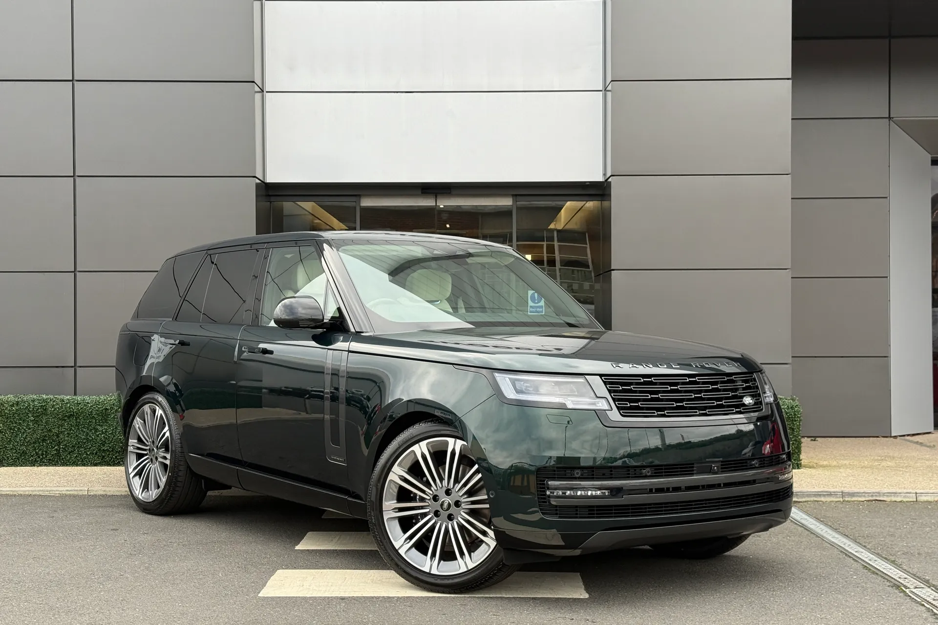 LAND ROVER RANGE ROVER focused image