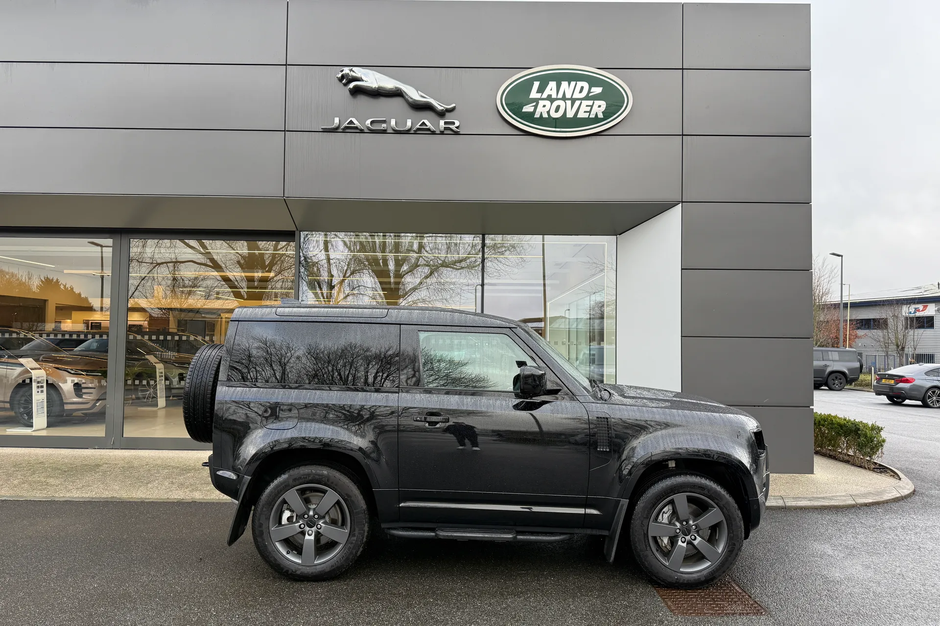 LAND ROVER DEFENDER thumbnail image number 2