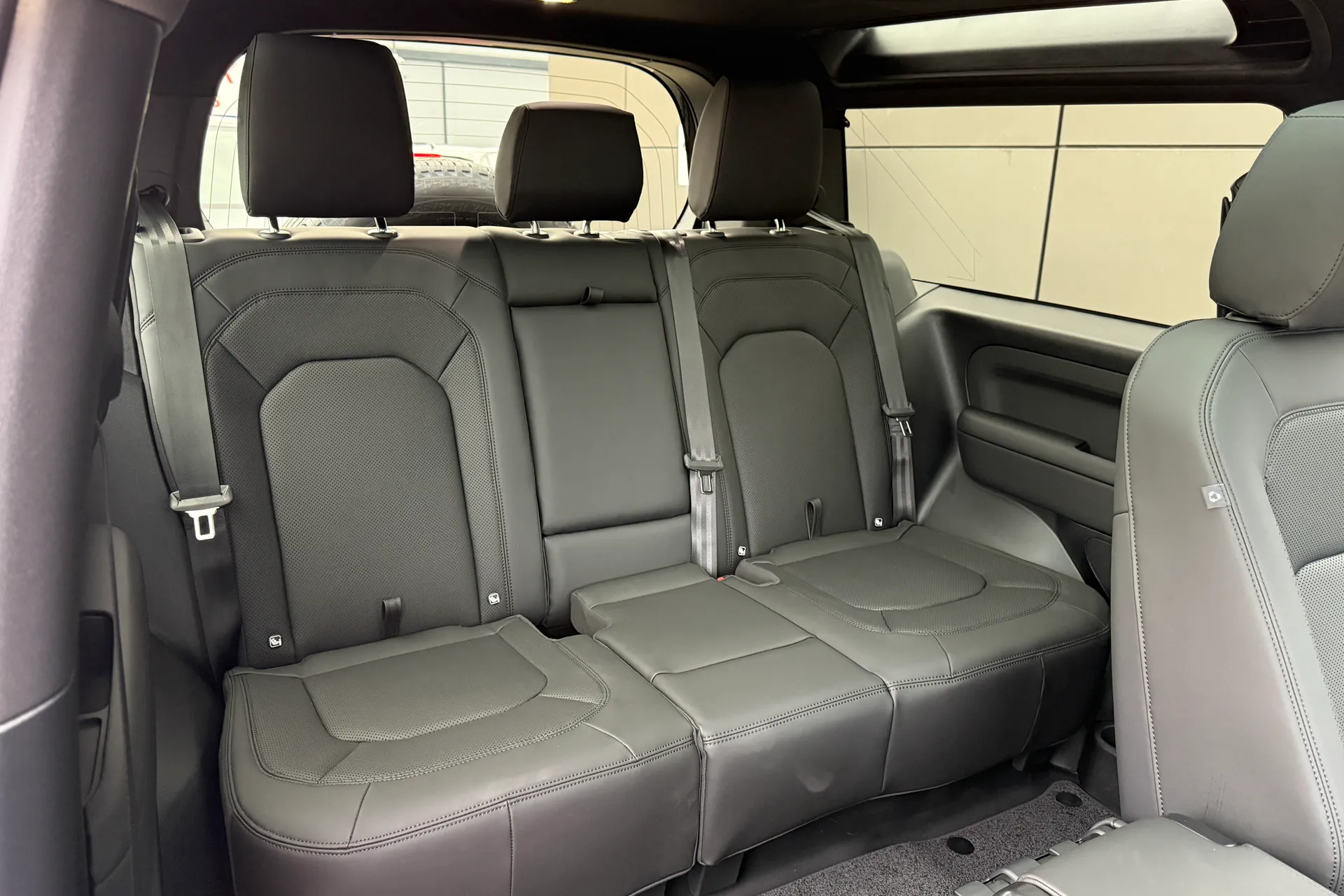 LAND ROVER Defender 90 thumbnail image number 36