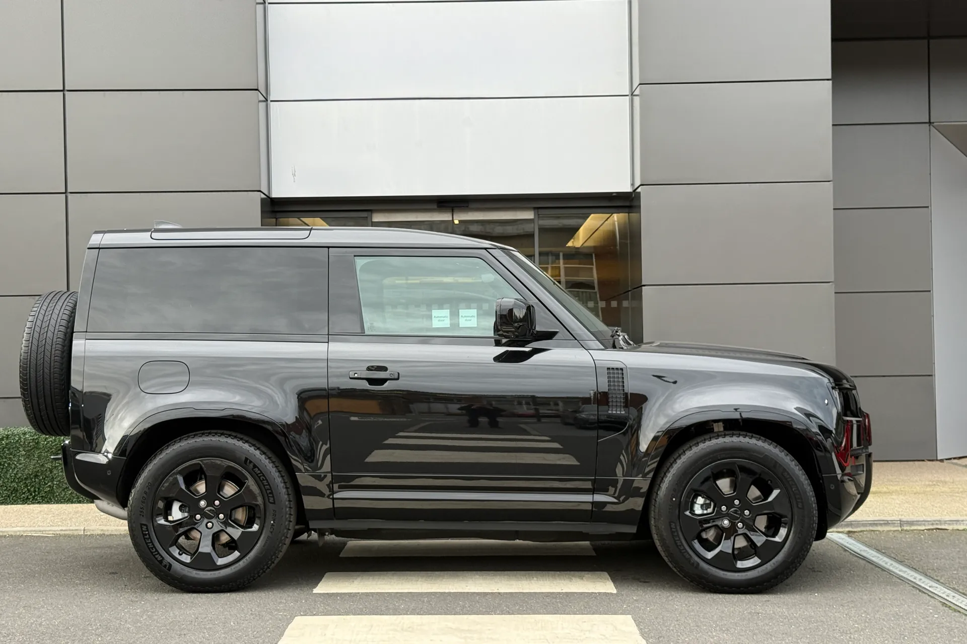 LAND ROVER Defender 90 thumbnail image number 2