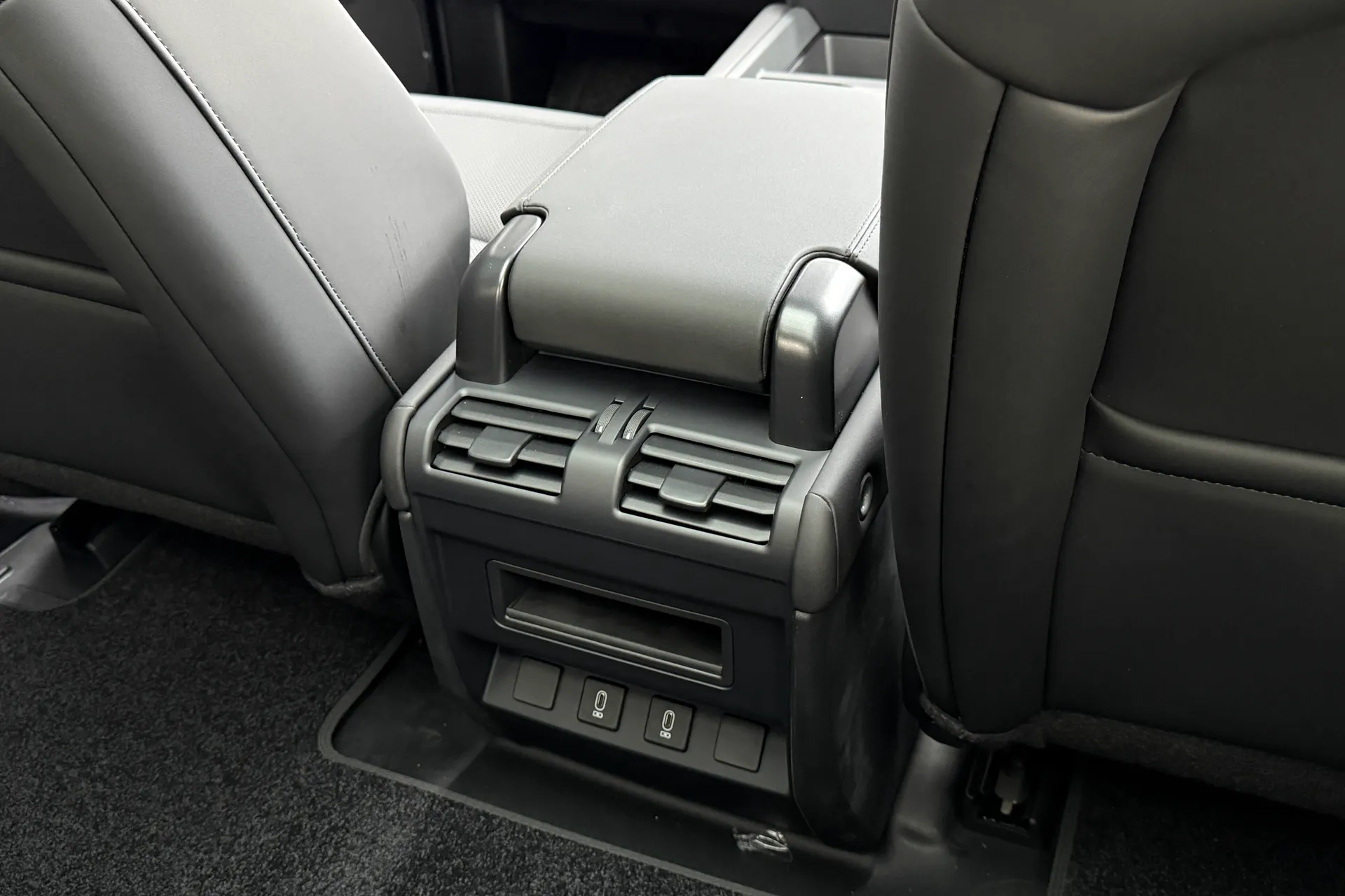 LAND ROVER Defender 90 thumbnail image number 38