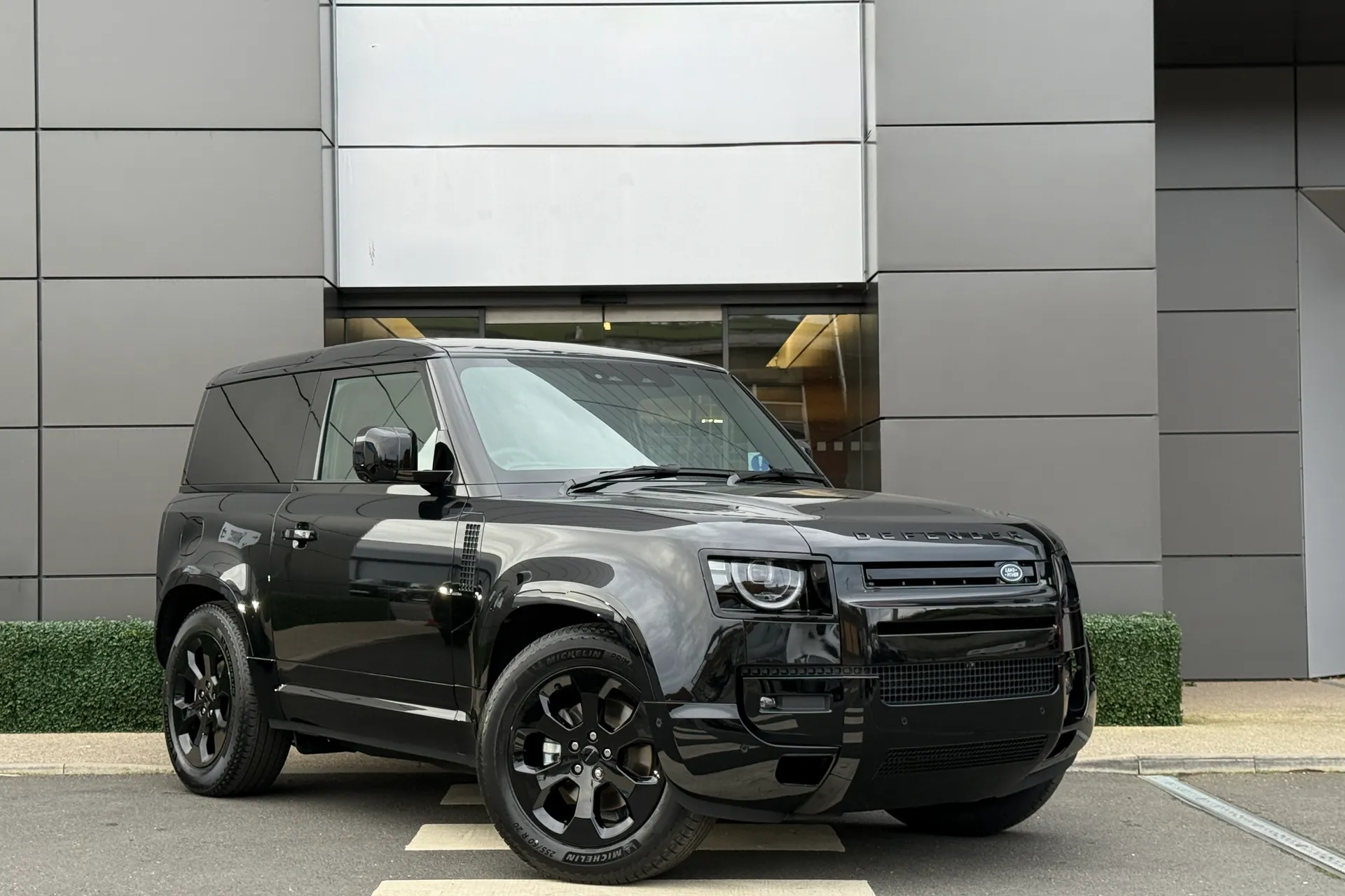 LAND ROVER Defender 90 focused image