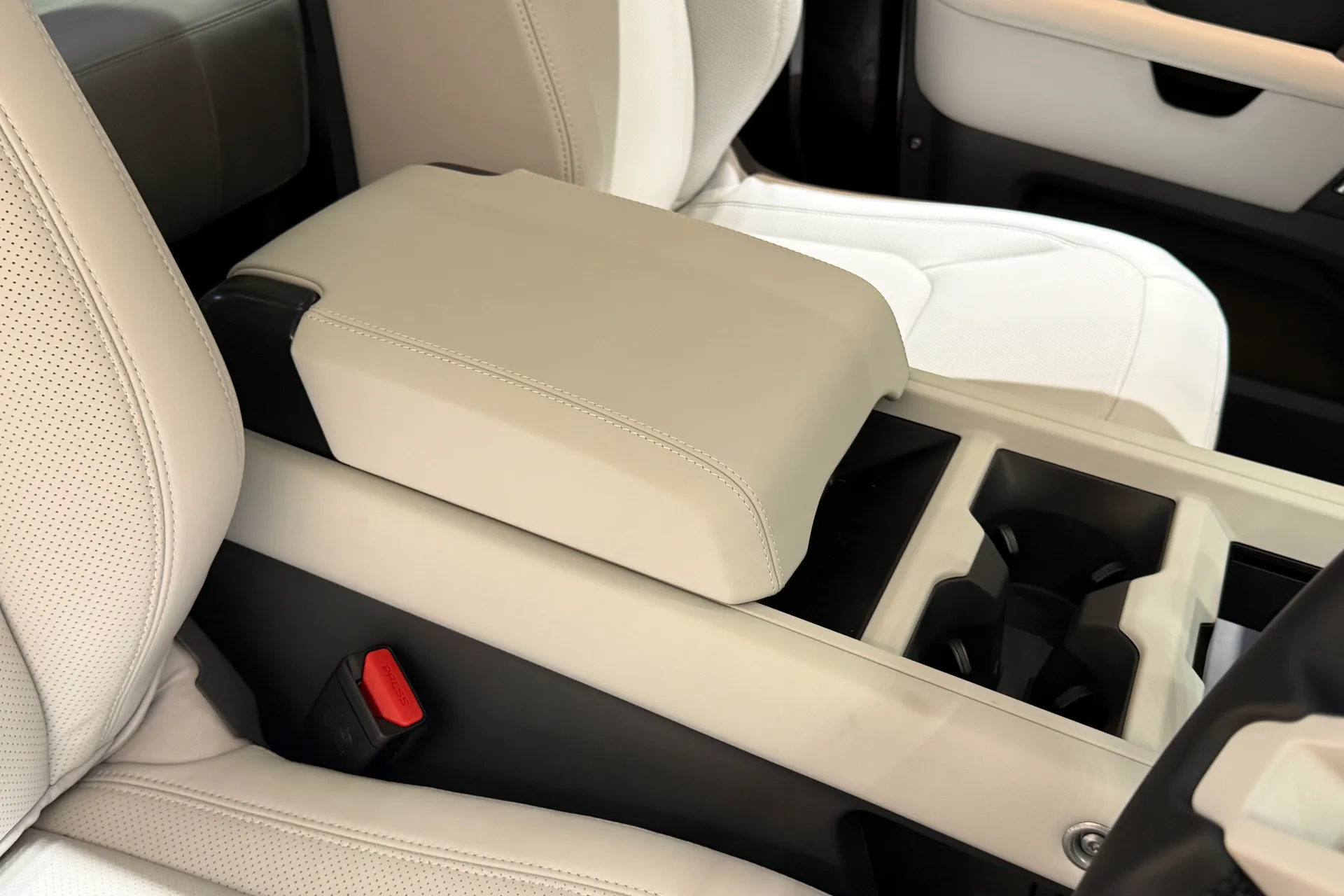 LAND ROVER Defender 90 thumbnail image number 33