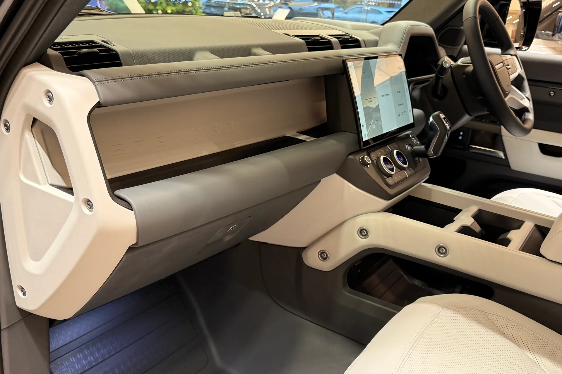 LAND ROVER Defender 90 thumbnail image number 34