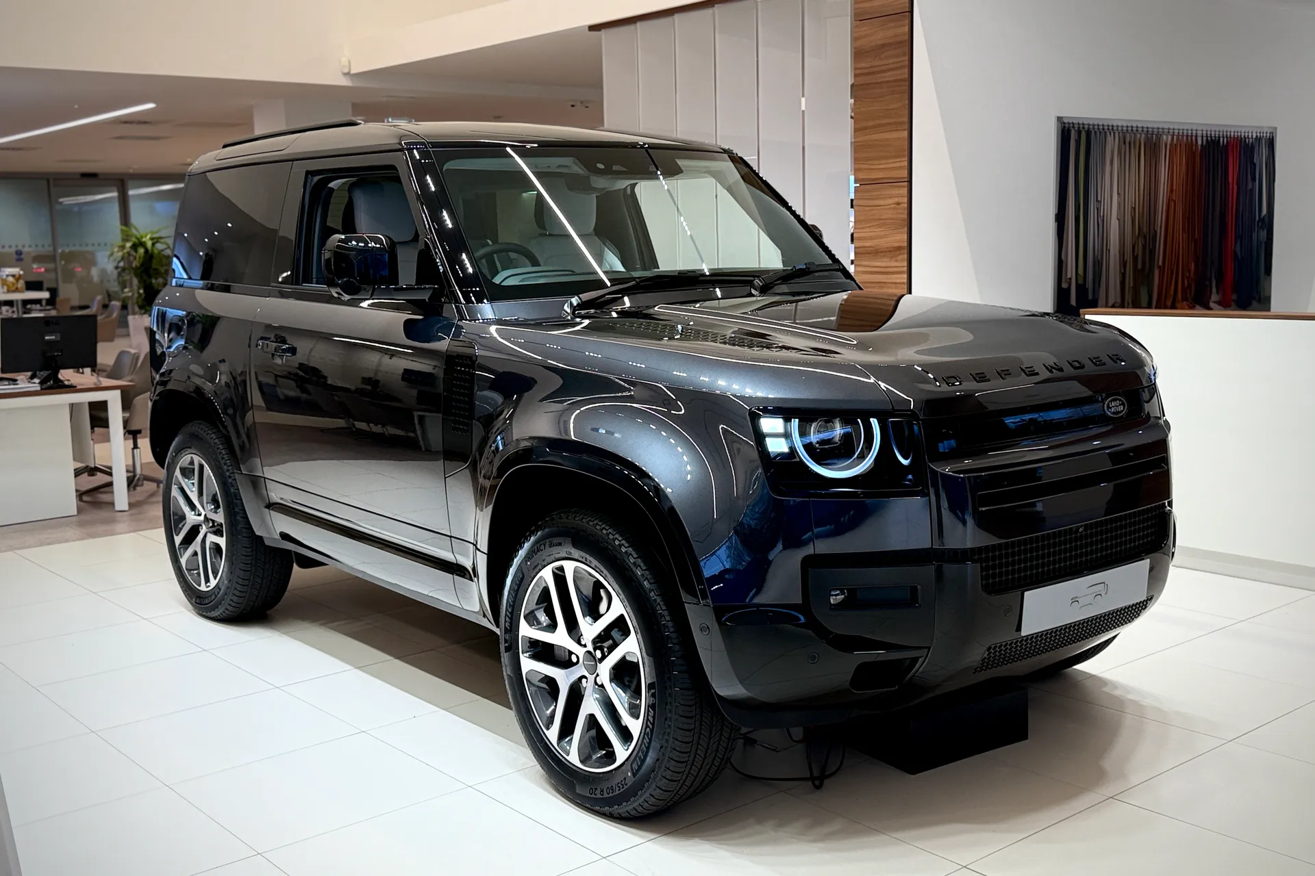 LAND ROVER Defender 90 focused image