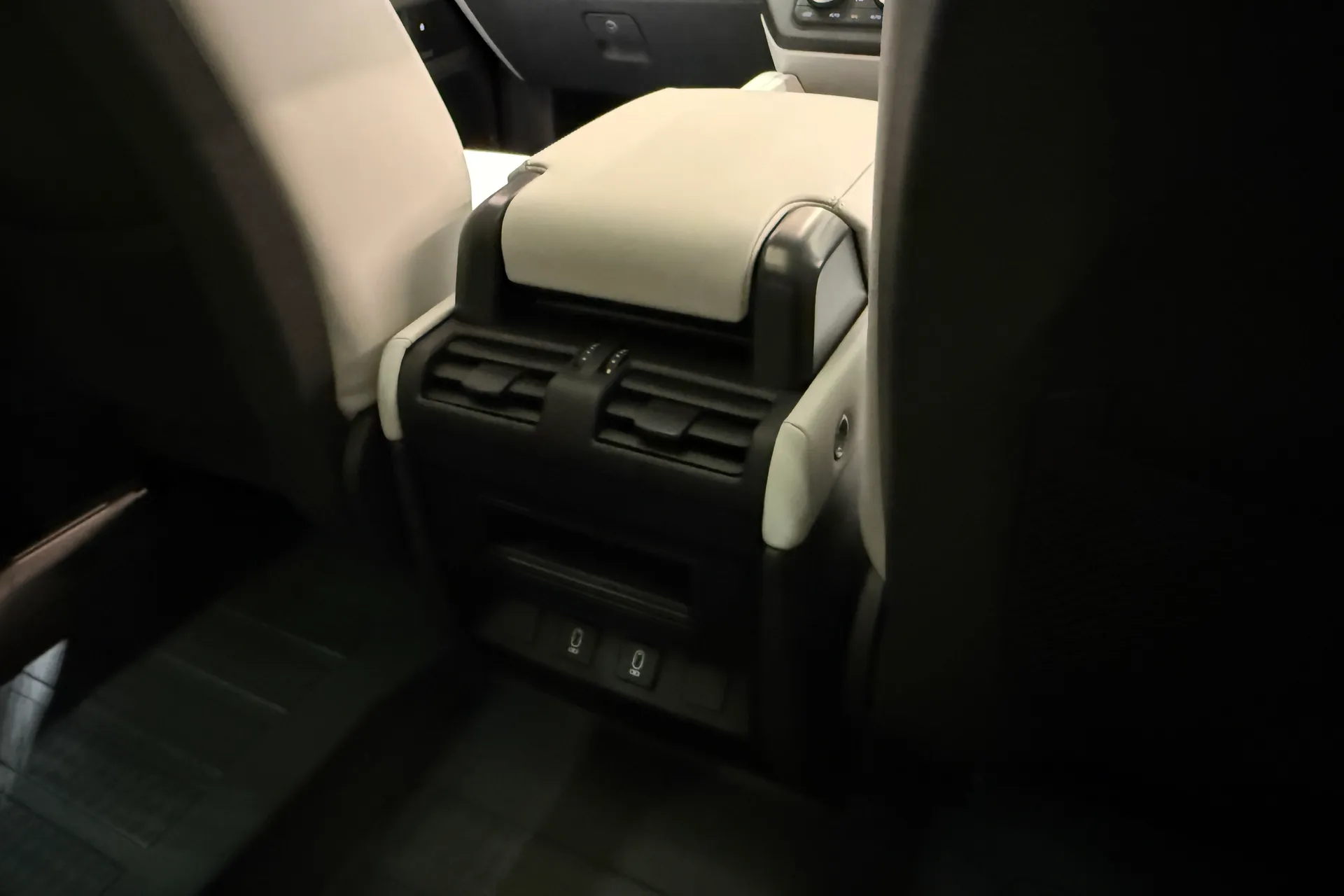 LAND ROVER Defender 90 thumbnail image number 29