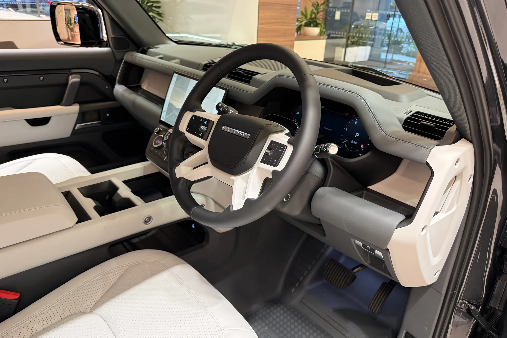 LAND ROVER Defender 90 thumbnail image number 32