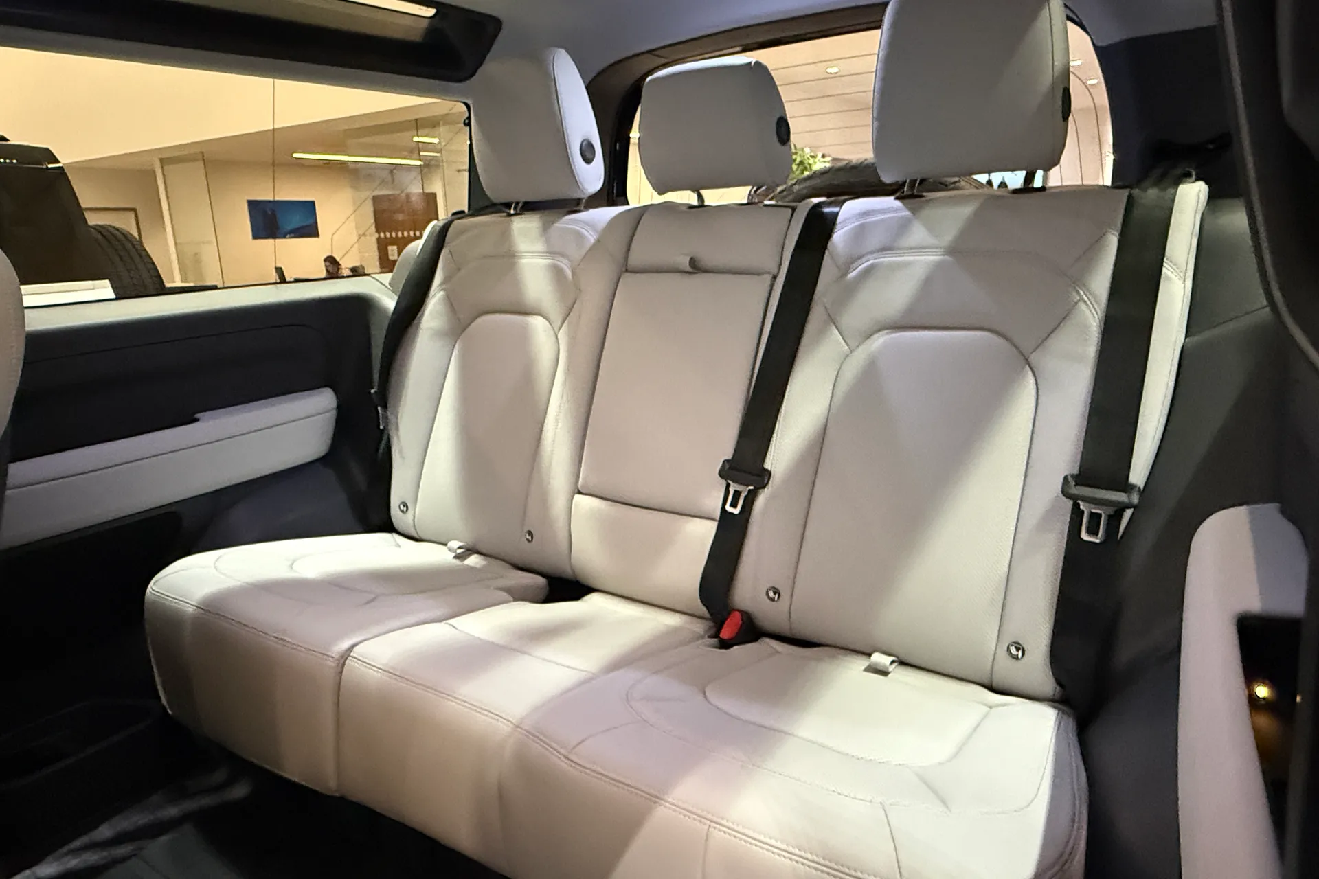 LAND ROVER Defender 90 thumbnail image number 36