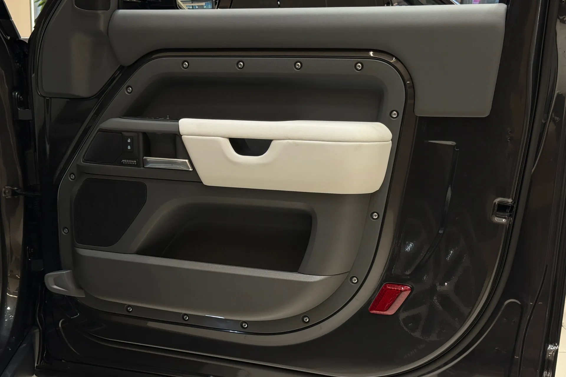 LAND ROVER Defender 90 thumbnail image number 37