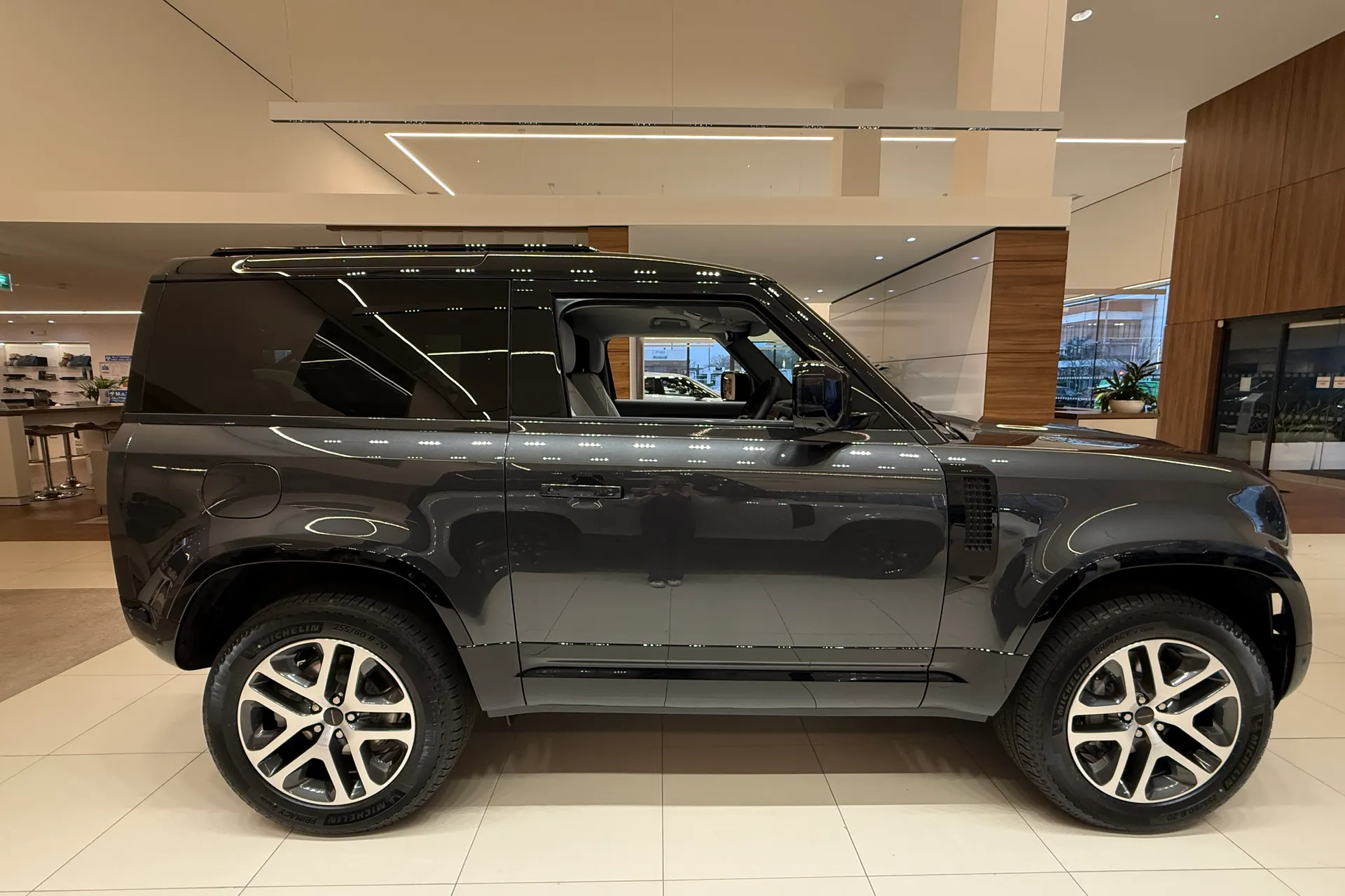 LAND ROVER Defender 90 thumbnail image number 2