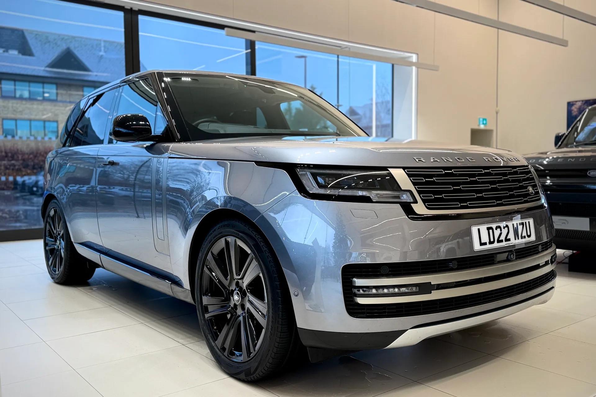 LAND ROVER RANGE ROVER focused image