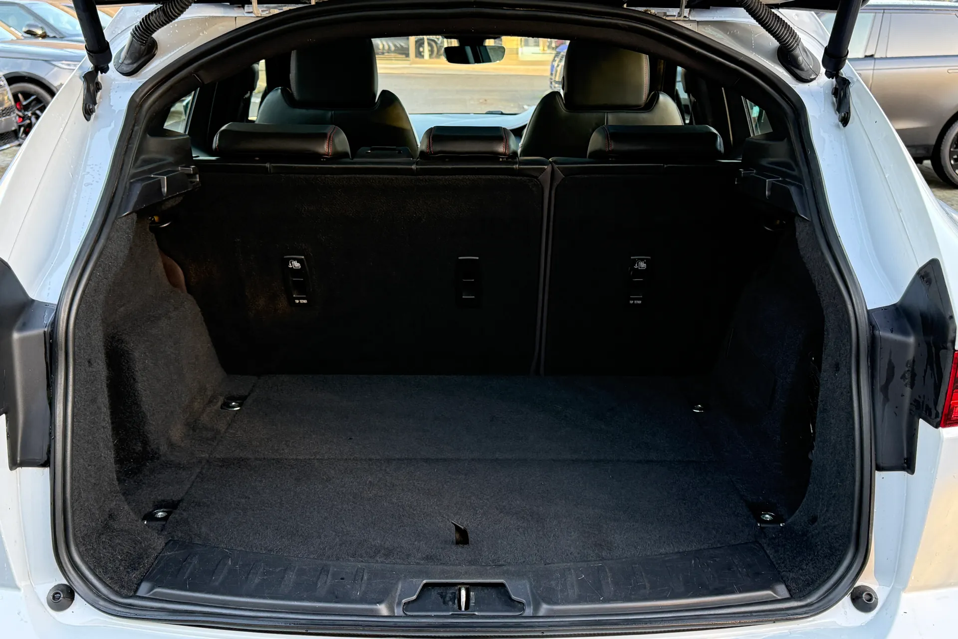 Jaguar E-PACE thumbnail image number 28